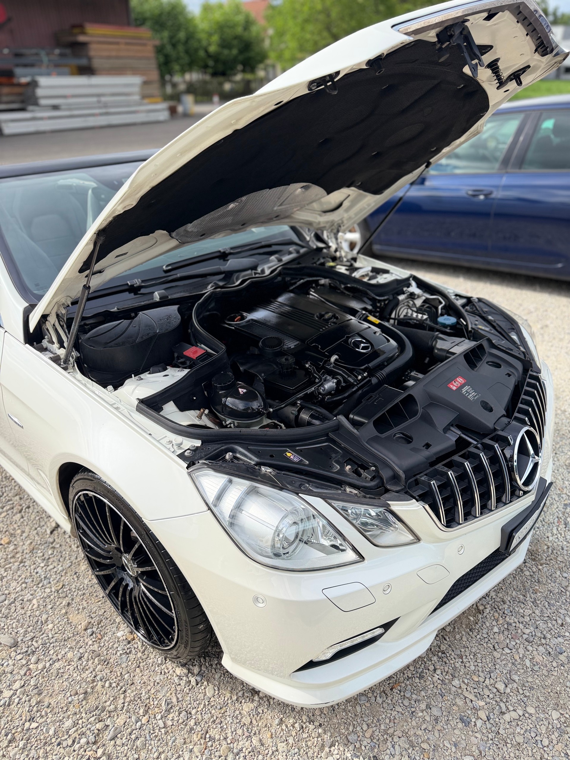 MERCEDES-BENZ E 250 CGI Automatic **AMG-Line** Perlweiss-image-15