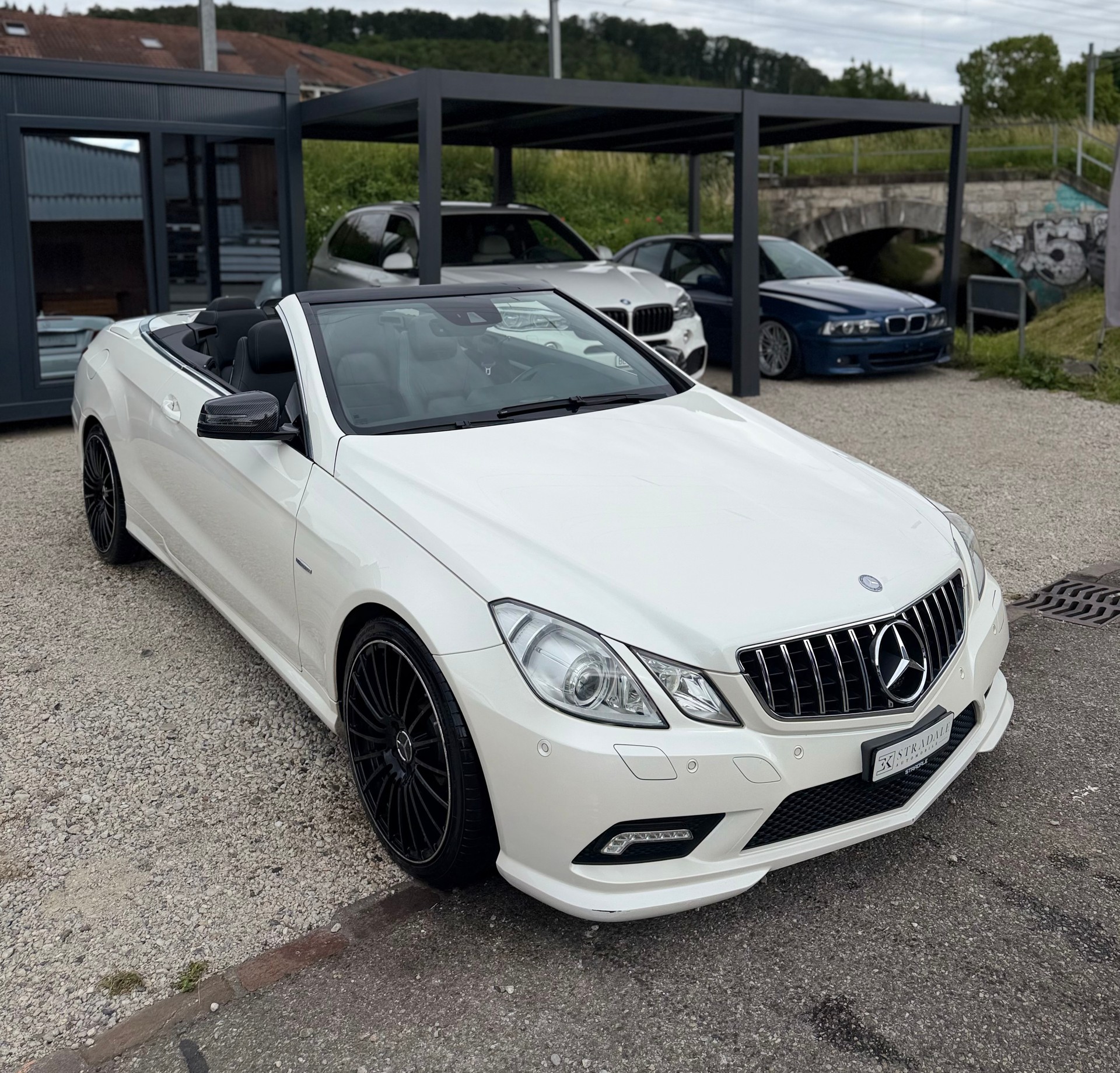 MERCEDES-BENZ E 250 CGI Automatic **AMG-Line** Perlweiss-image-1