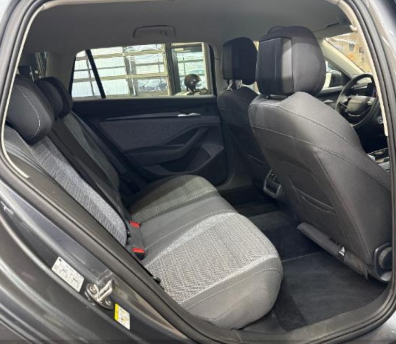 SKODA Superb Combi 2.0 TDi Selection 4x4 DSG Modell 2026 mit Anhängerkupplung-image-10