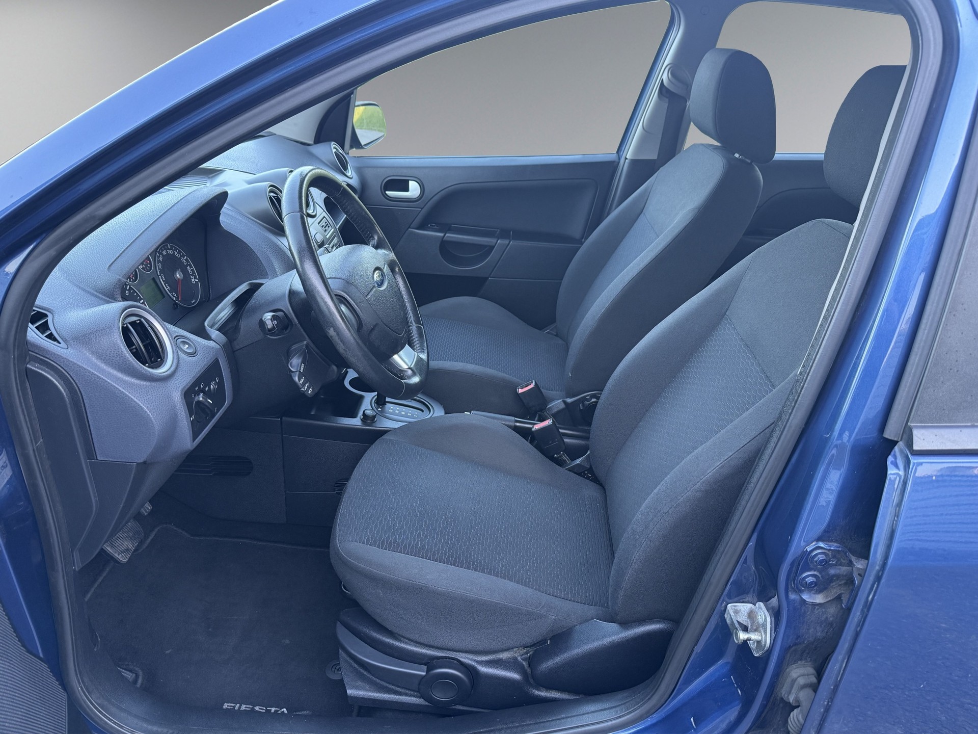 FORD Fiesta 1.6 16V Ghia-image-6