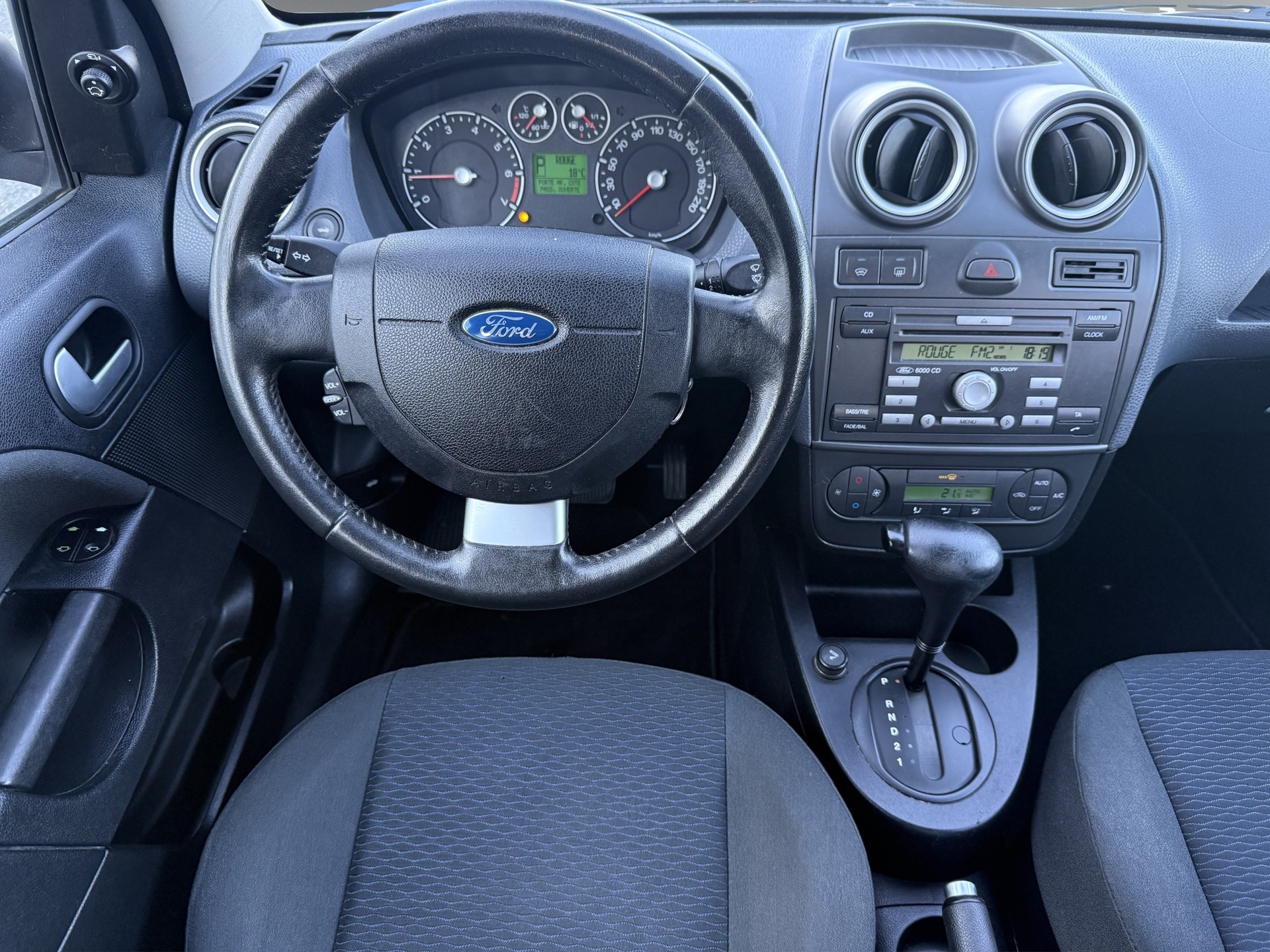 FORD Fiesta 1.6 16V Ghia-image-9