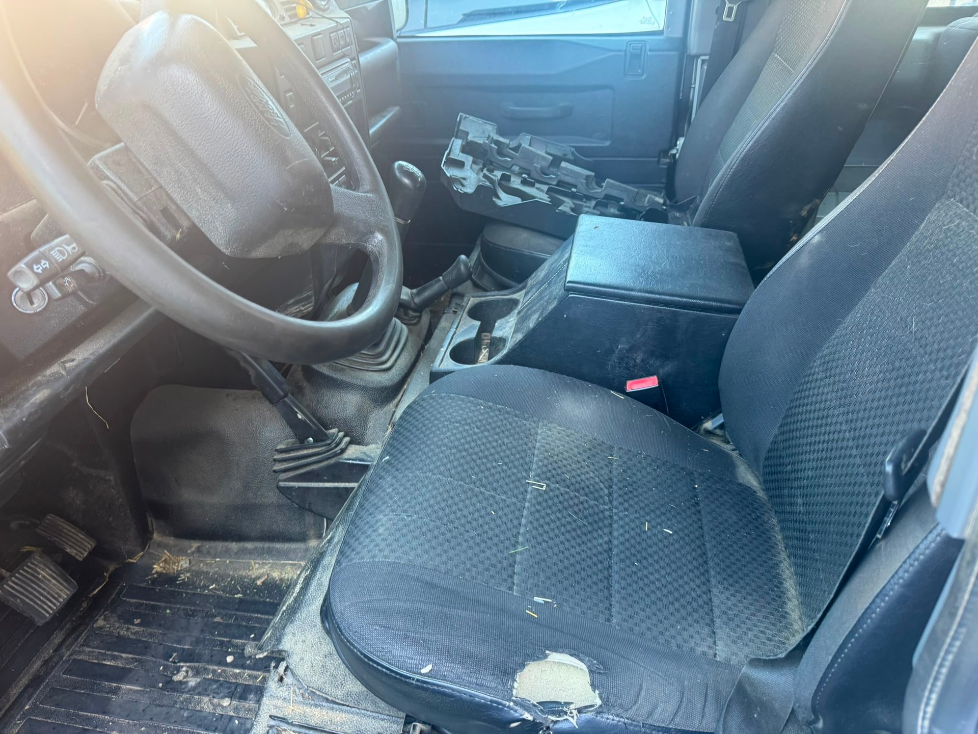 LAND ROVER Defender 90 2.2 TD4 Station Wagon-image-5