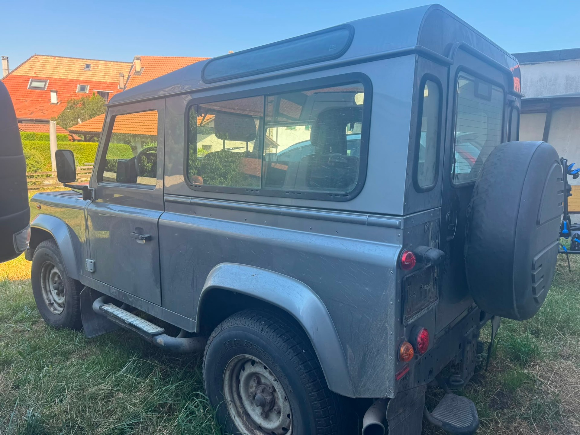 LAND ROVER Defender 90 2.2 TD4 Station Wagon-image-2
