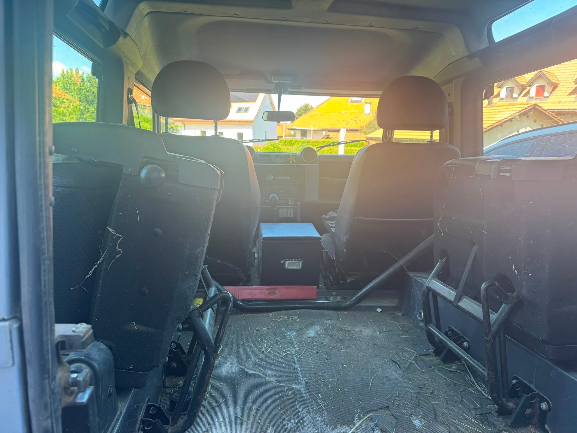 LAND ROVER Defender 90 2.2 TD4 Station Wagon-image-6