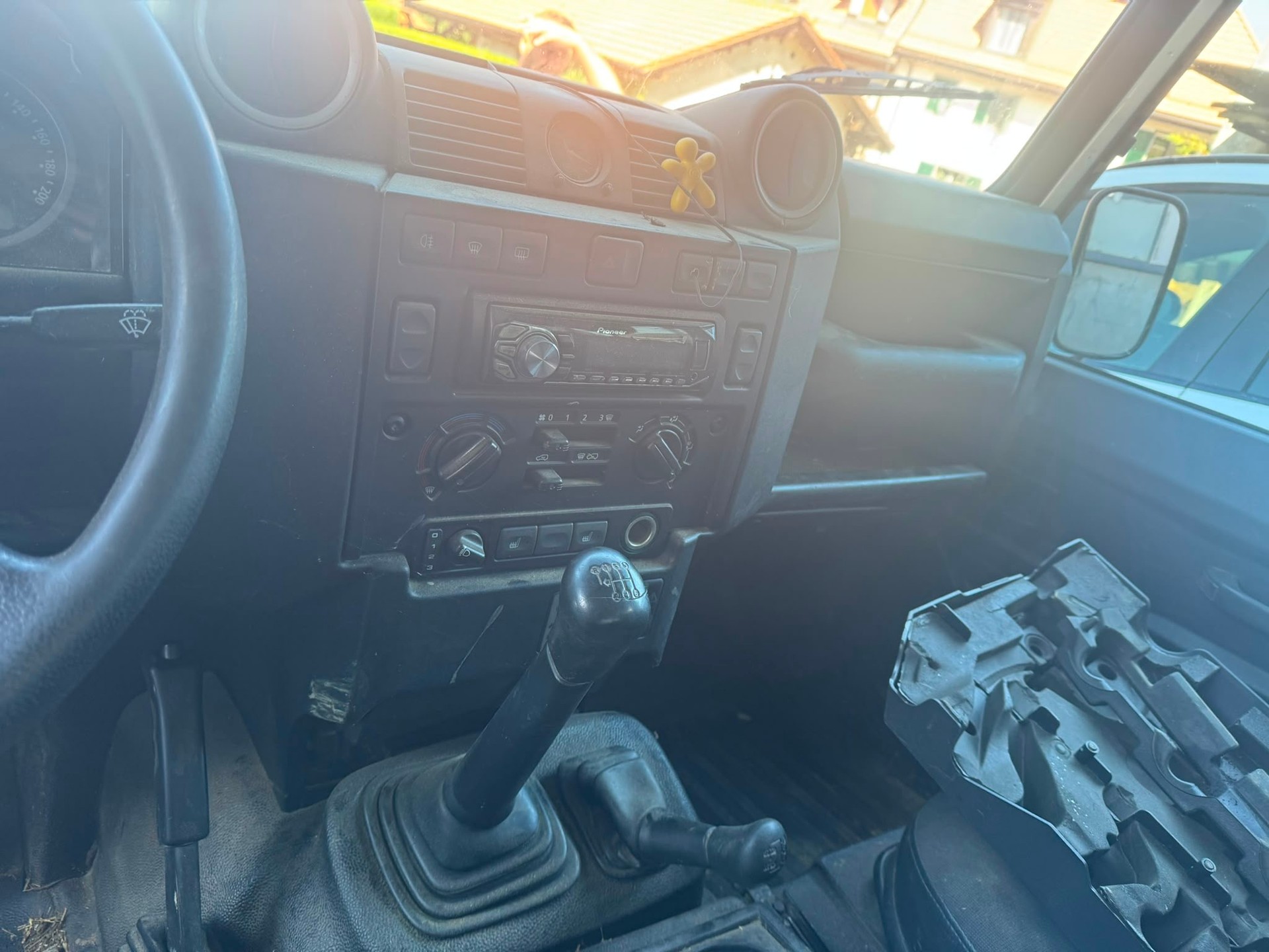 LAND ROVER Defender 90 2.2 TD4 Station Wagon-image-4