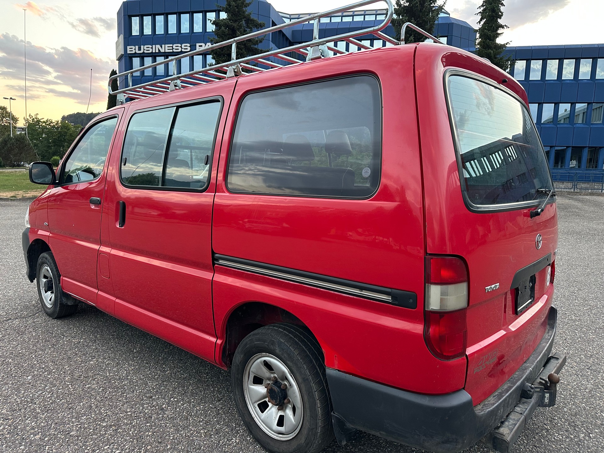 TOYOTA Hiace D-4D Kombi 4WD SWB-image-9