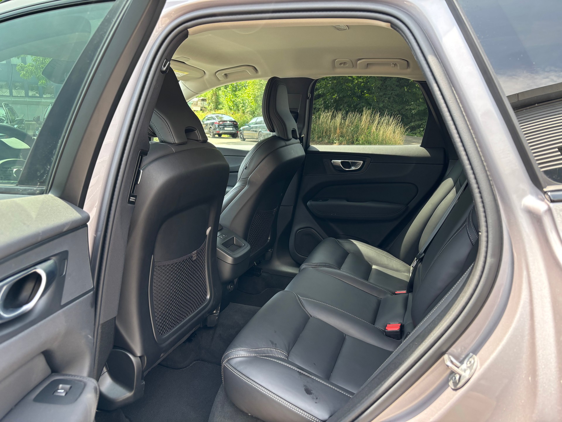VOLVO XC60 2.0 B5 MH Plus Dark AWD-image-11