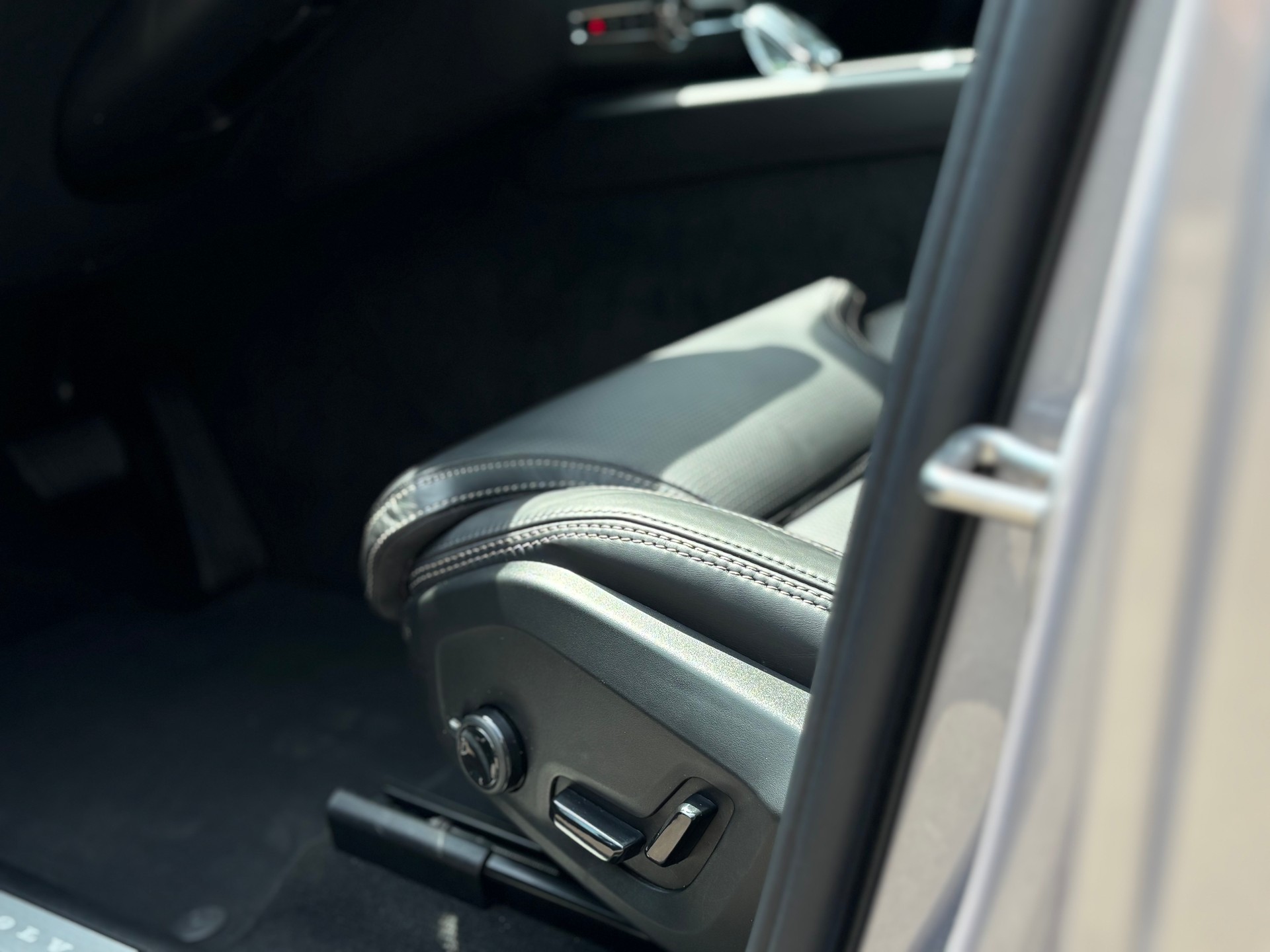 VOLVO XC60 2.0 B5 MH Plus Dark AWD-image-17