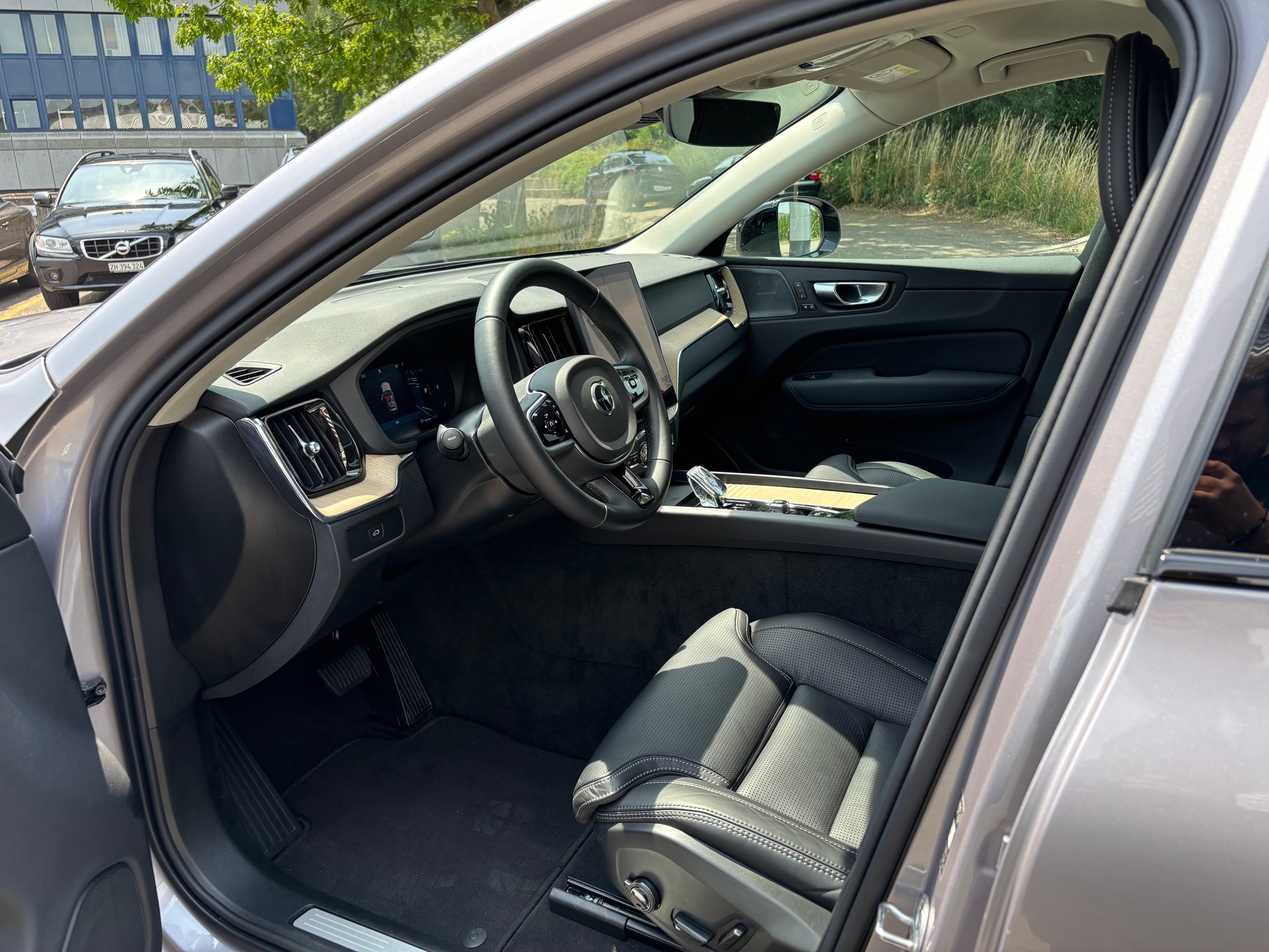 VOLVO XC60 2.0 B5 MH Plus Dark AWD-image-2