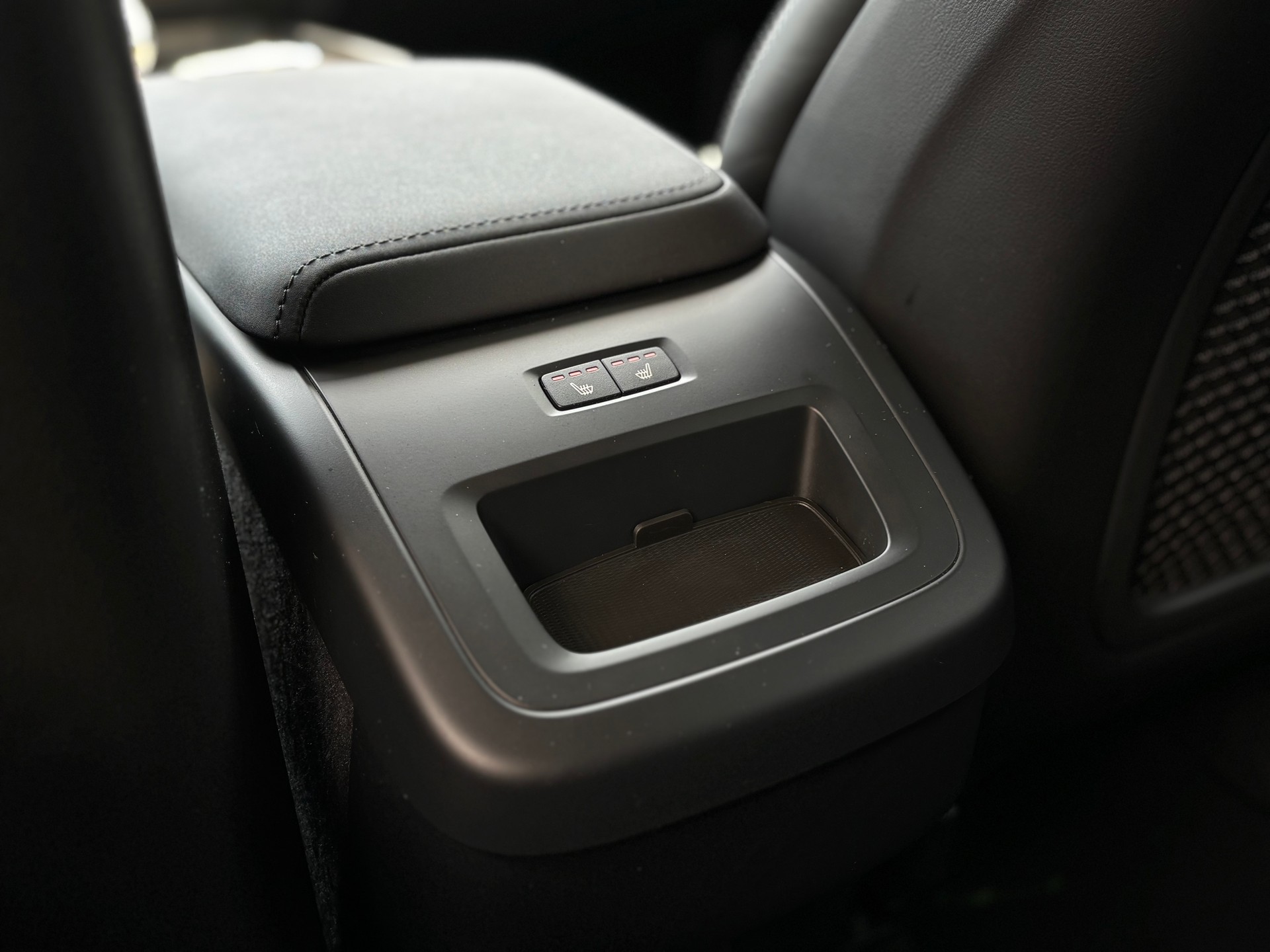VOLVO XC60 2.0 B5 MH Plus Dark AWD-image-12