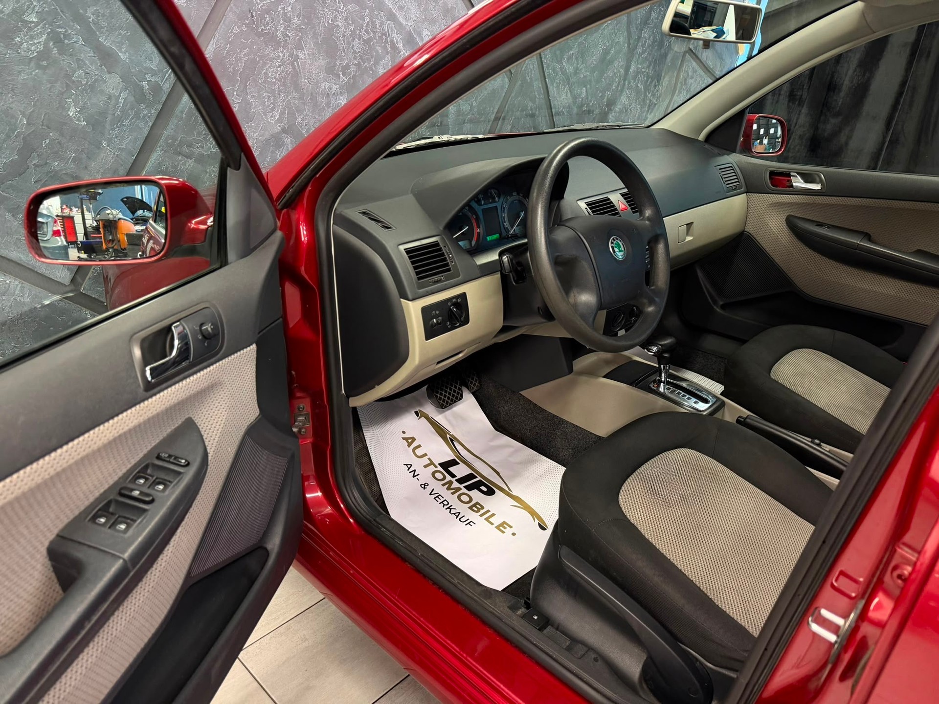 SKODA Fabia 1.4 16V Elegance-image-11