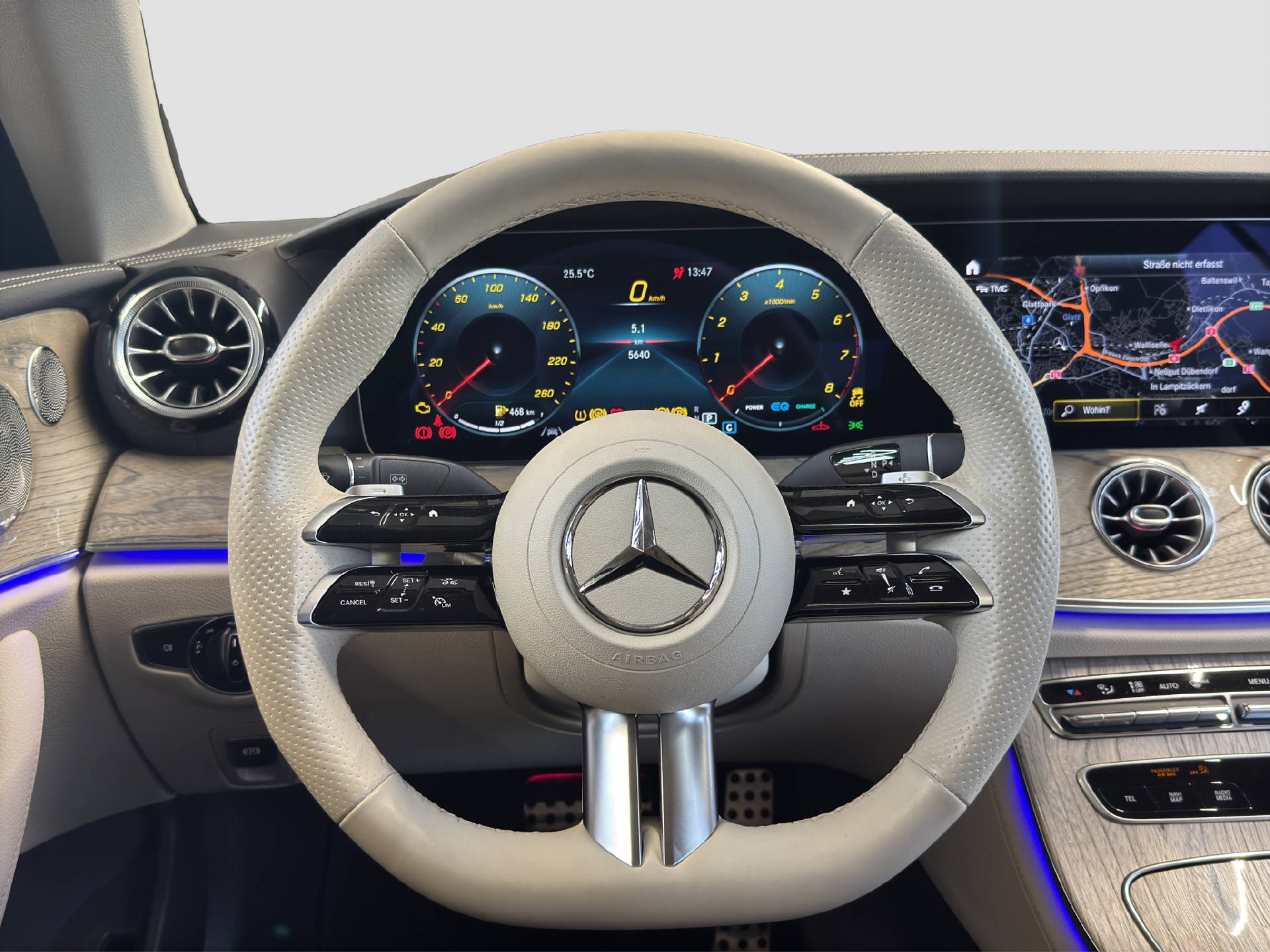 MERCEDES-BENZ E 300 AMG Line Cabriolet-image-9
