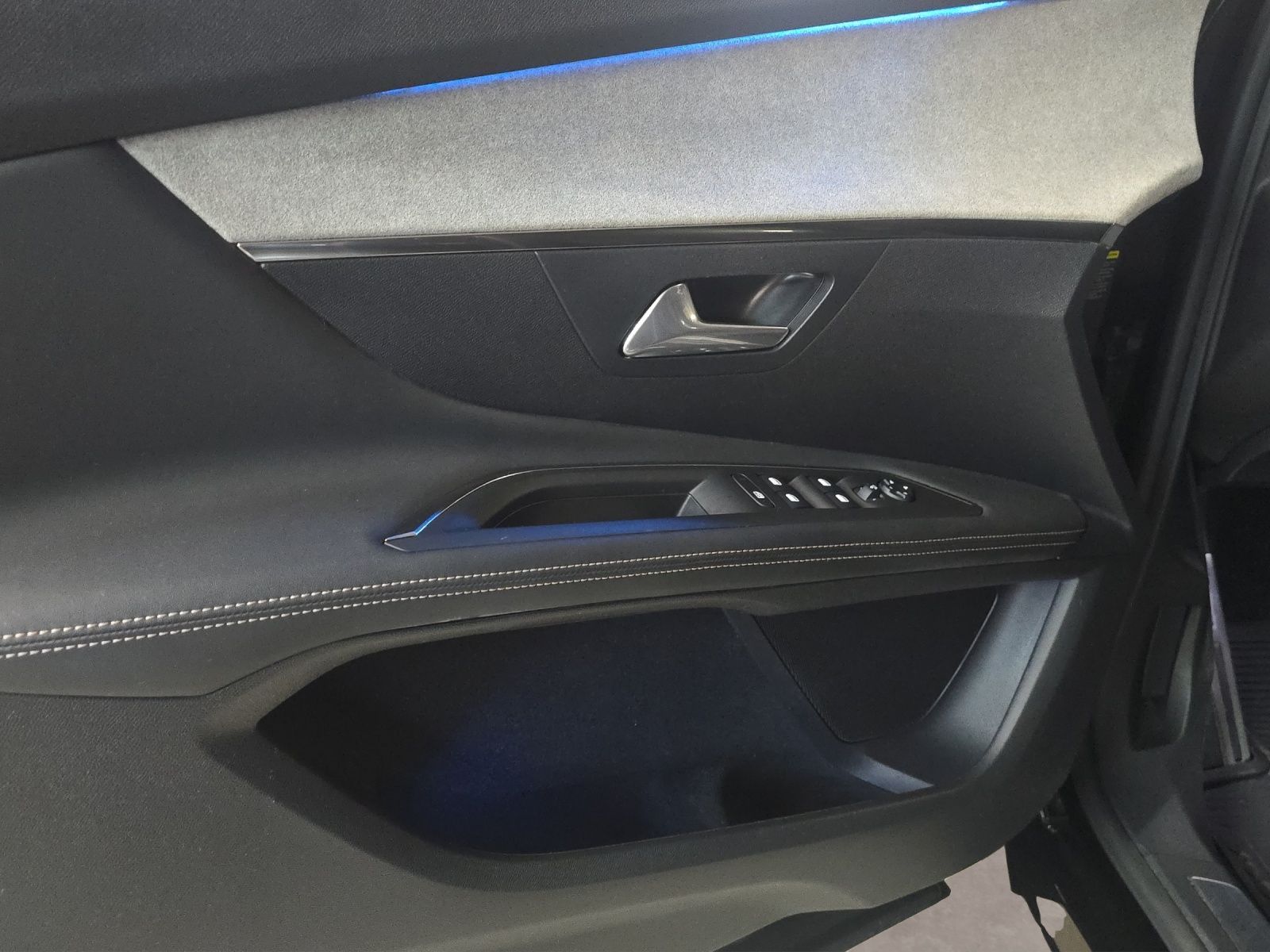 PEUGEOT 3008 1.5 BlueHDi GT EAT8 CH-Fahrzeug-image-18