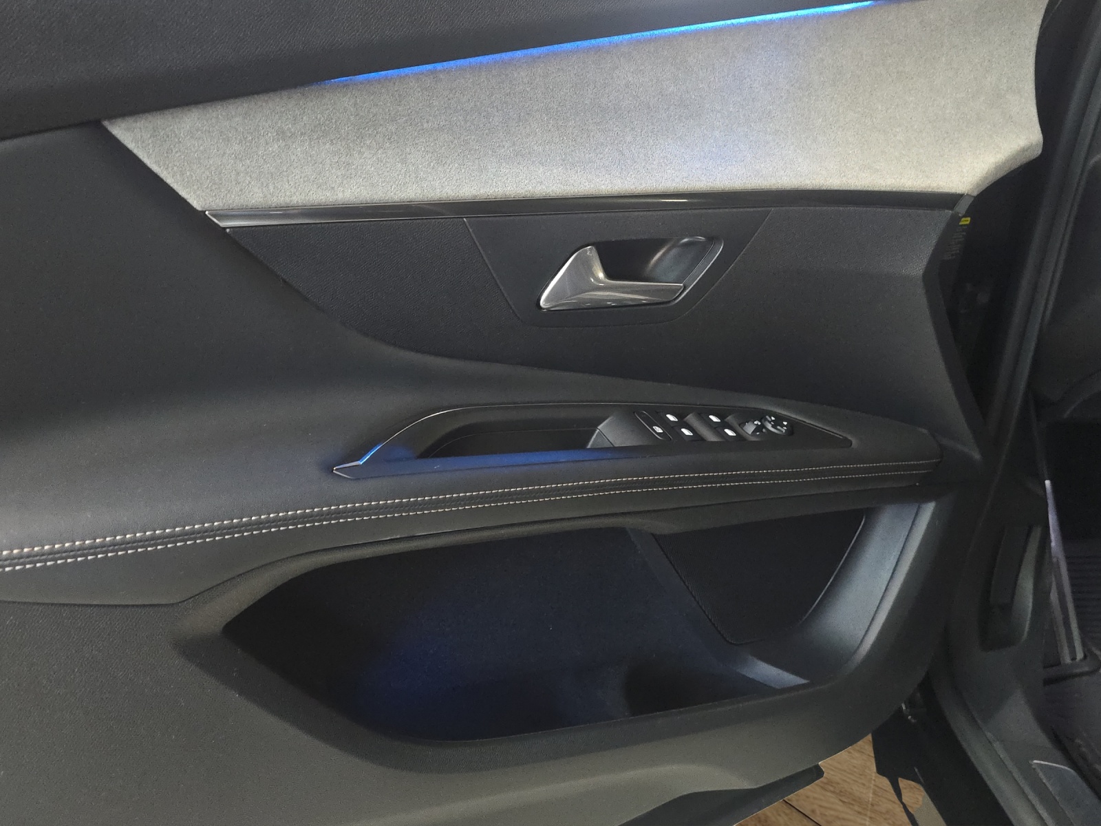 PEUGEOT 3008 1.5 BlueHDi GT EAT8 CH-Fahrzeug-image-18