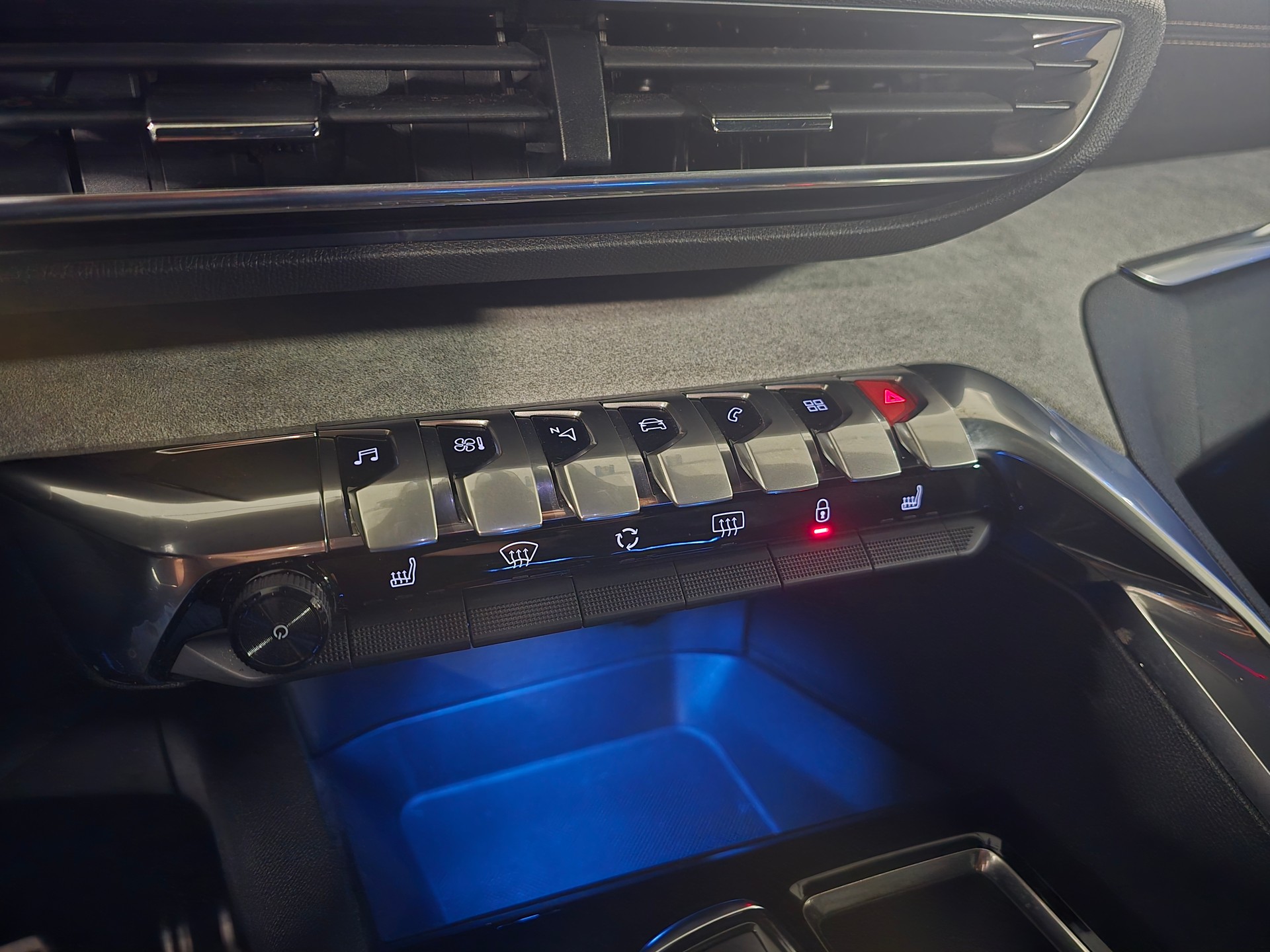 PEUGEOT 3008 1.5 BlueHDi GT EAT8 CH-Fahrzeug-image-16