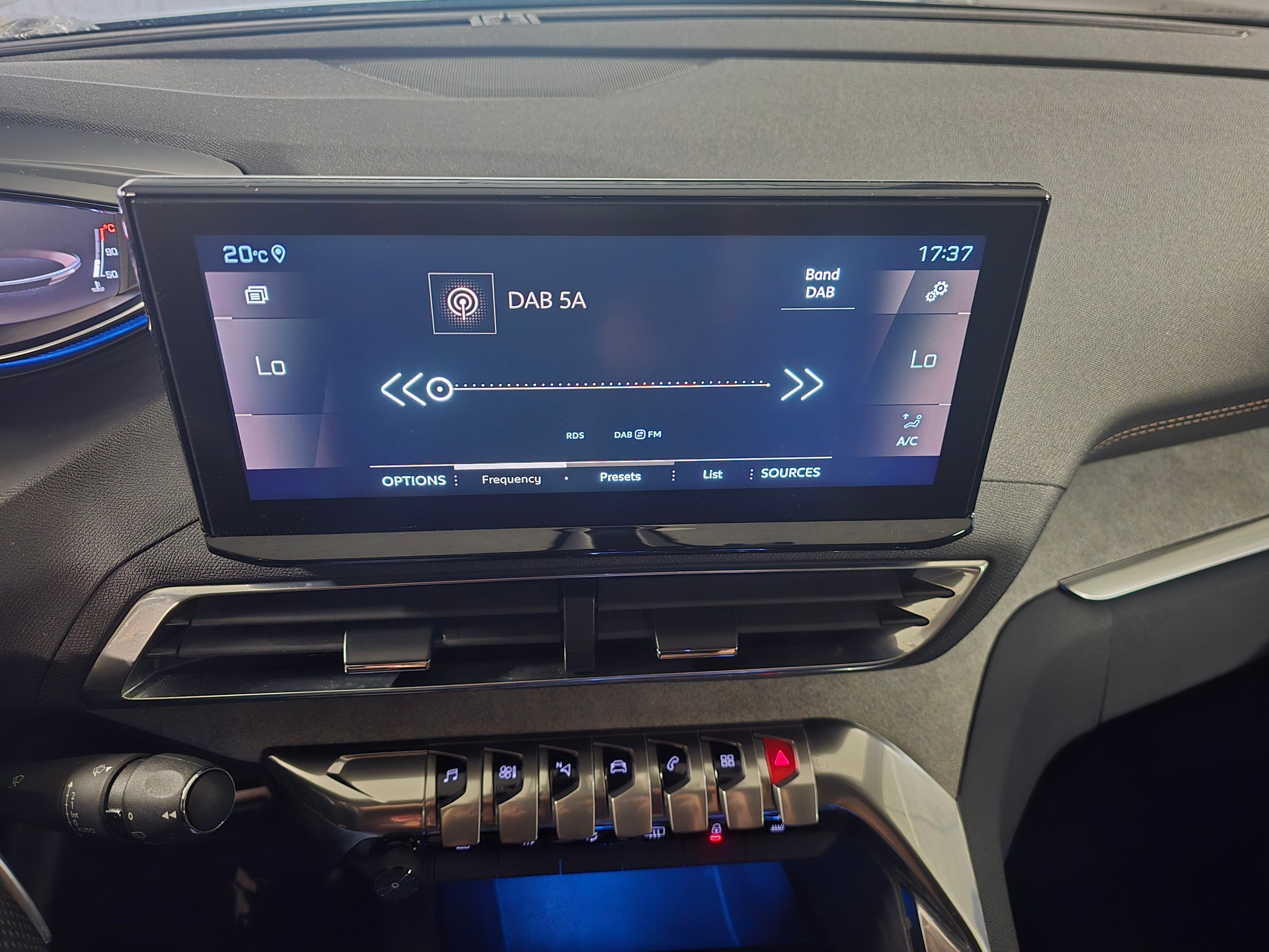 PEUGEOT 3008 1.5 BlueHDi GT EAT8 CH-Fahrzeug-image-13