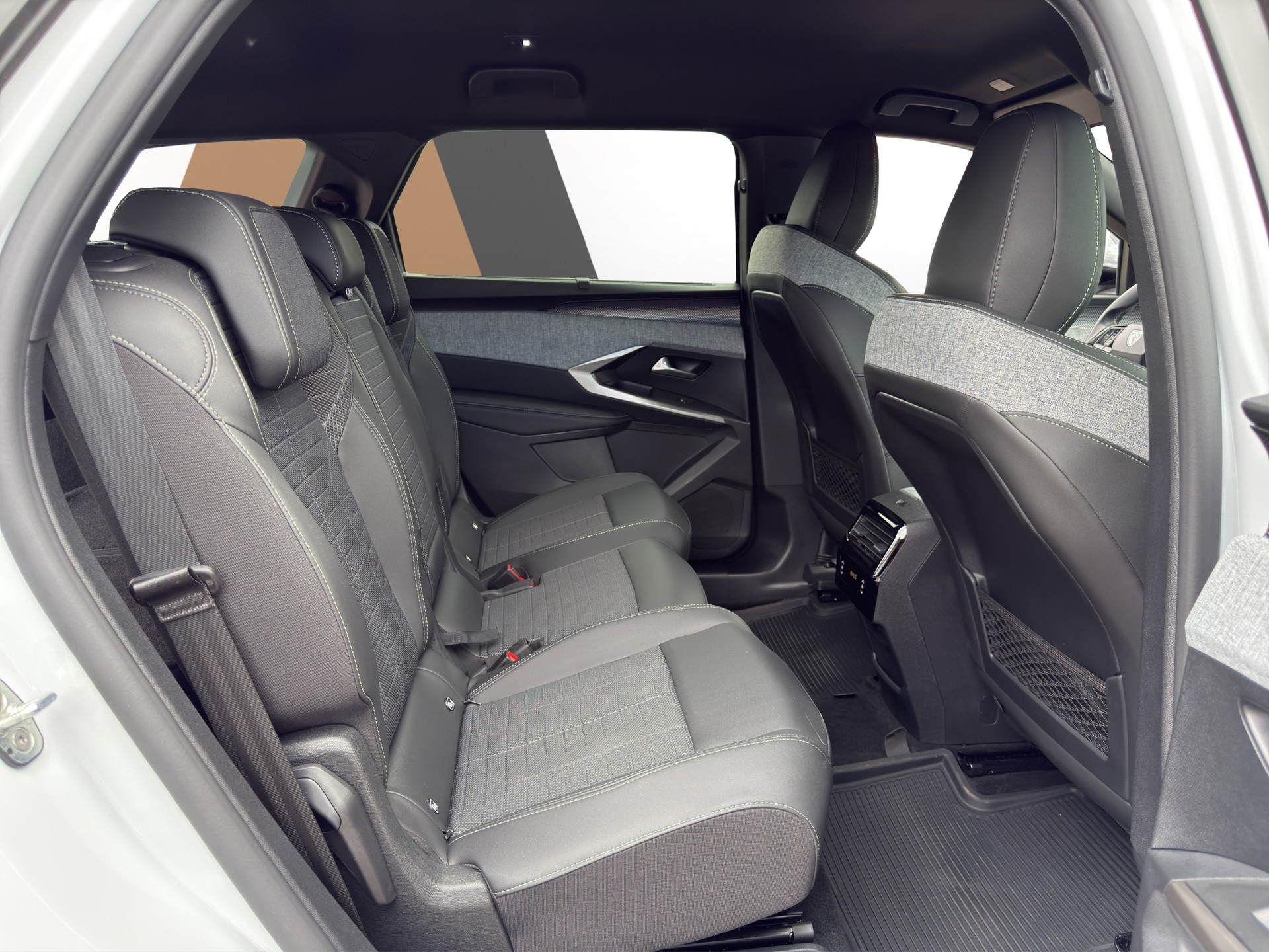 PEUGEOT 5008 1.2 Hybrid e-DCS6 GT 7 Plätzer-image-13