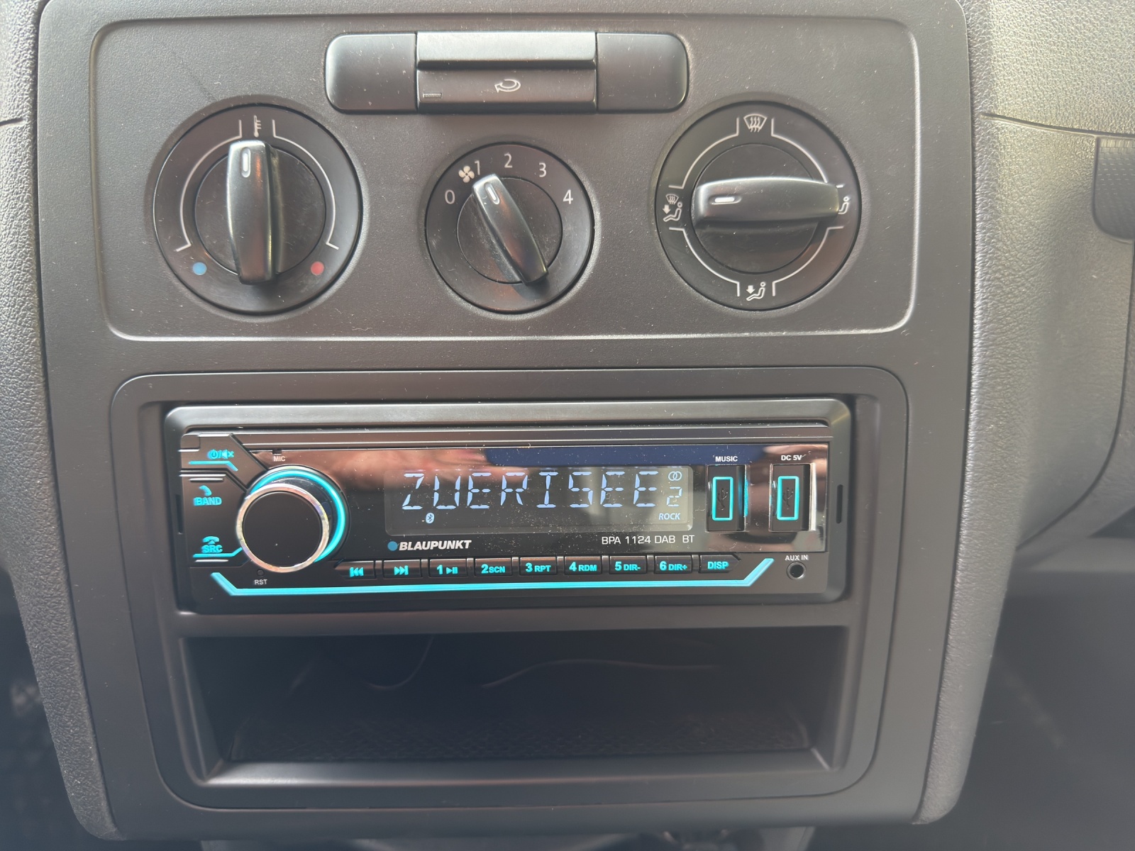 VW Caddy 1.4-image-11