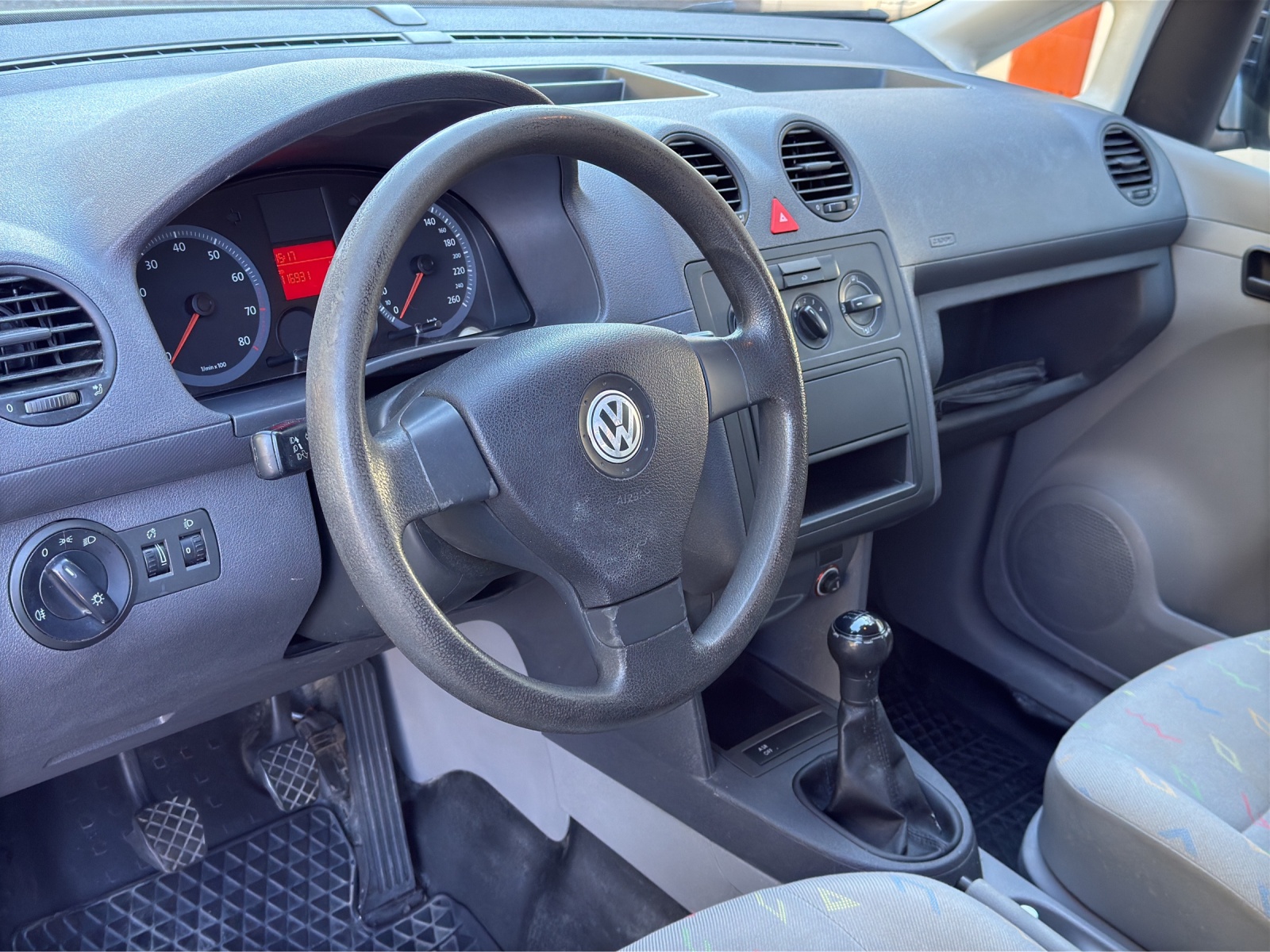 VW Caddy 1.4-image-12