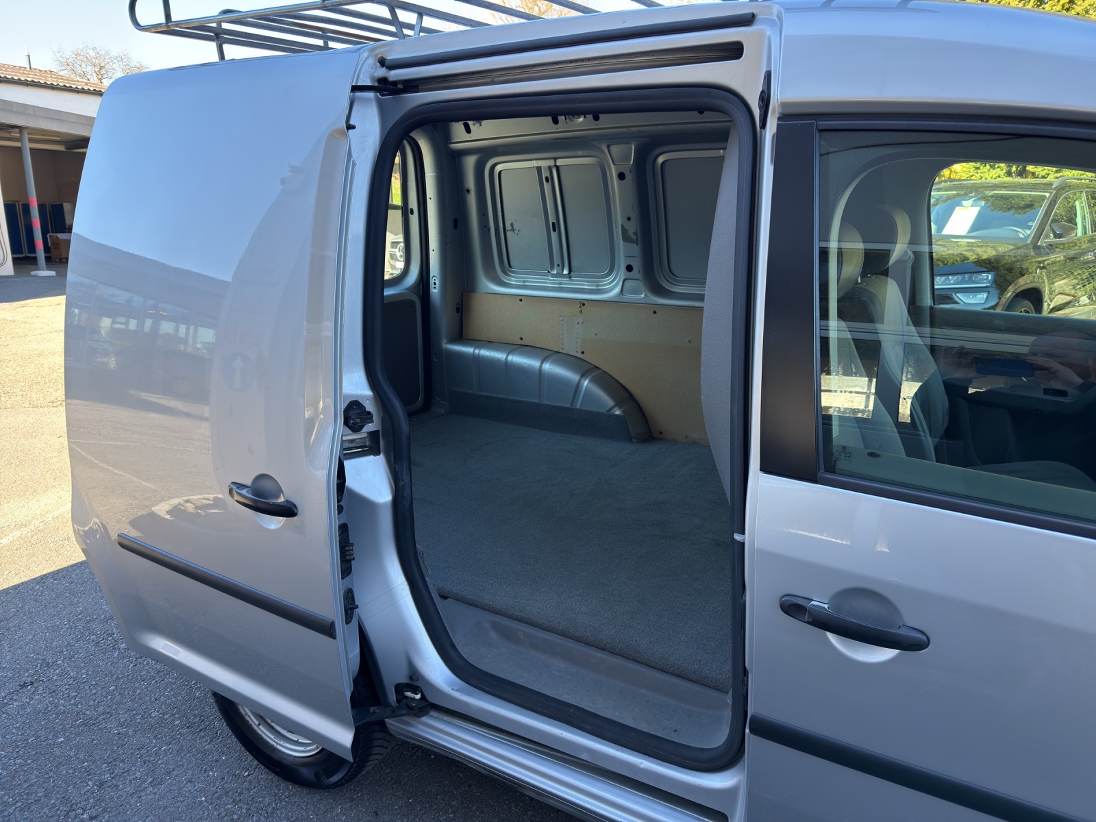 VW Caddy 1.4-image-14