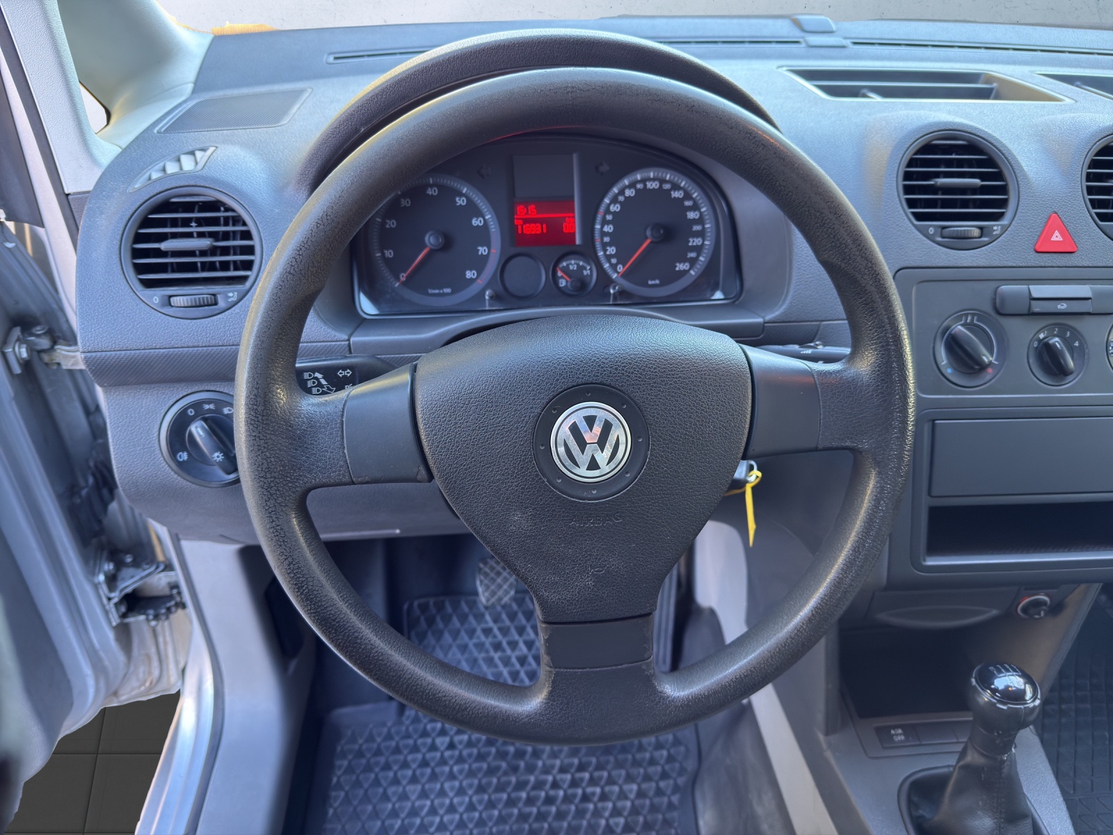 VW Caddy 1.4-image-7
