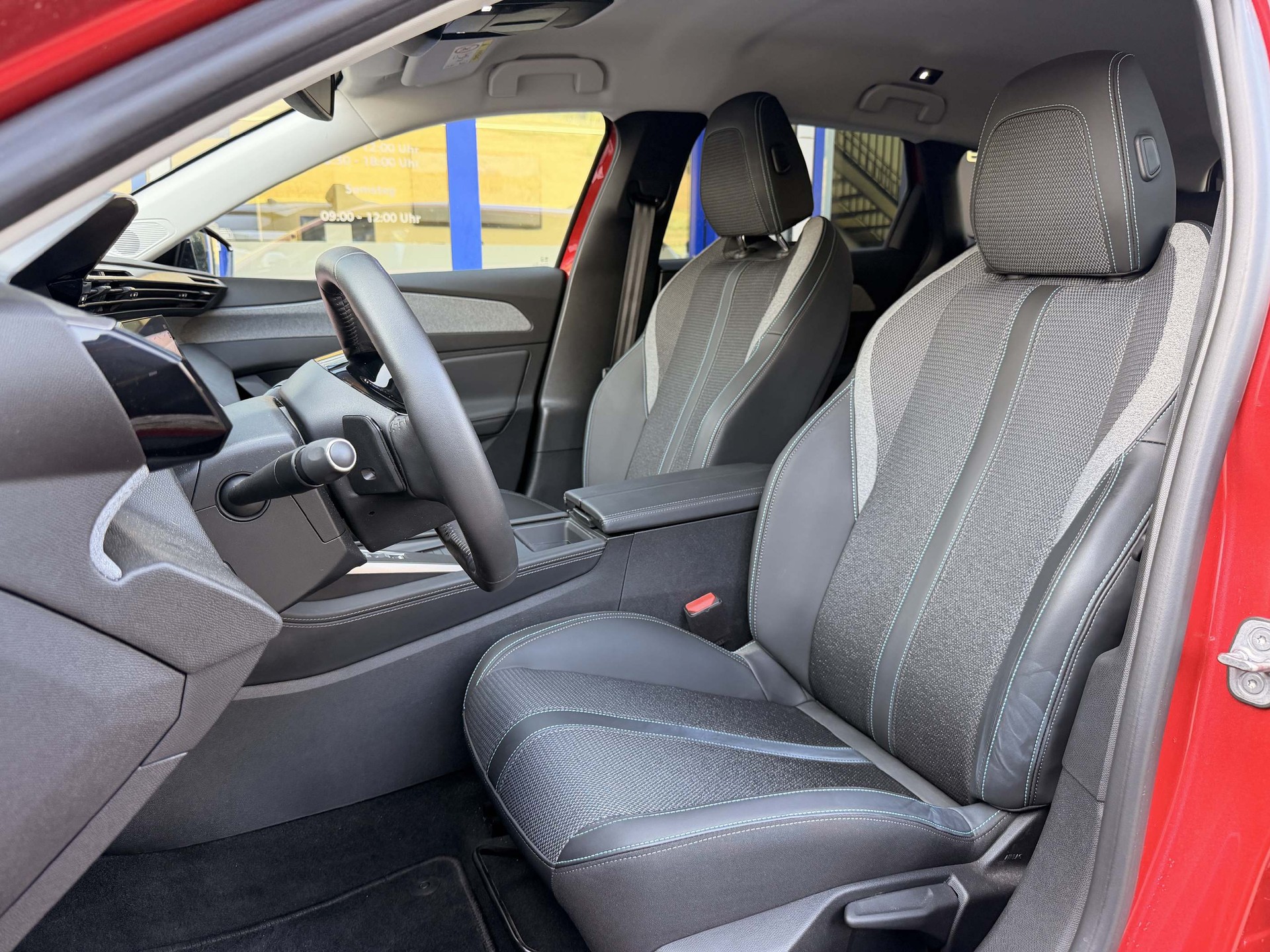 PEUGEOT 308 SW 1.6 PHEV 180 Allure-image-11