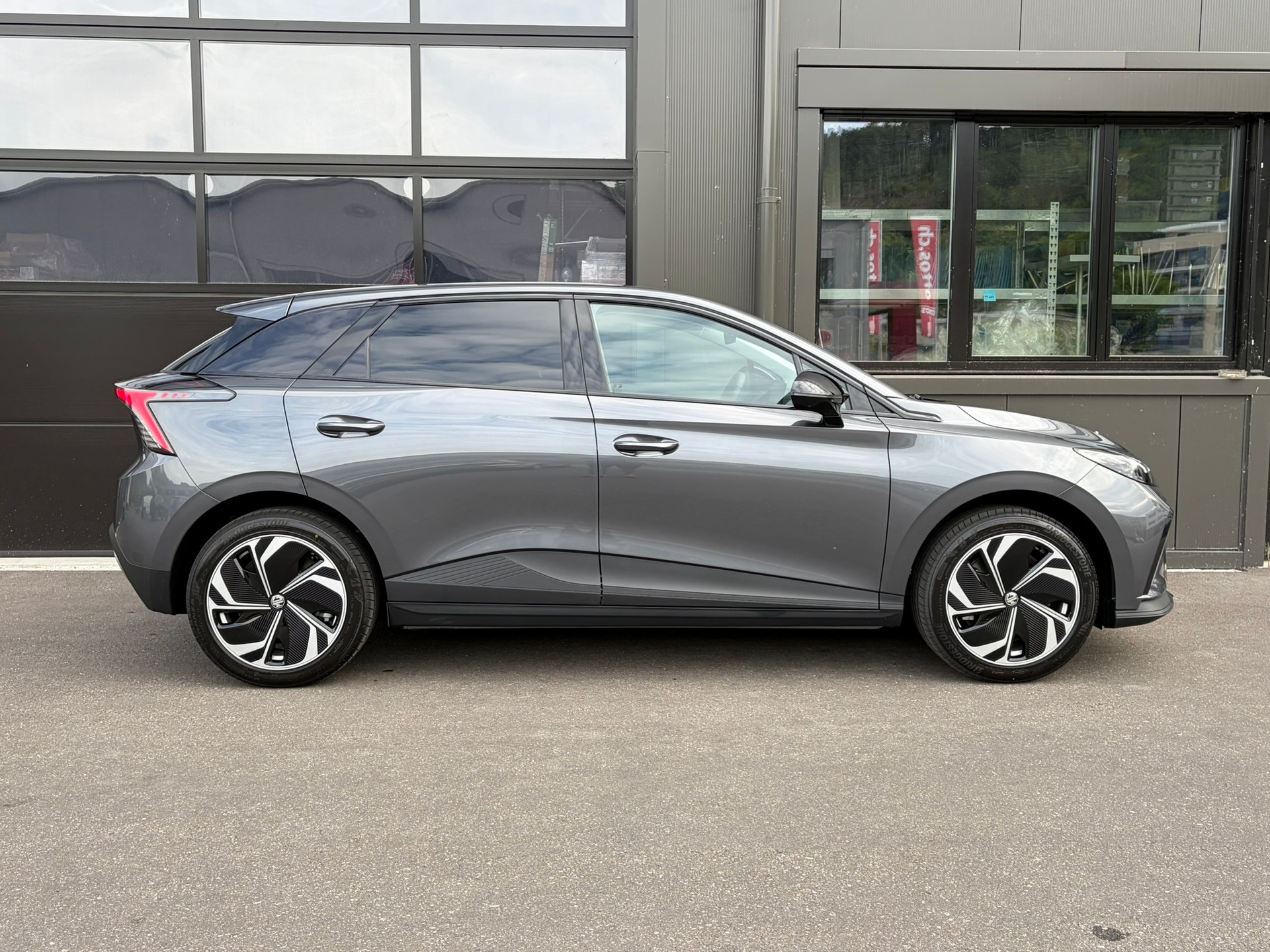 MG 4 EV 64kWh Premium-showroom-element-1