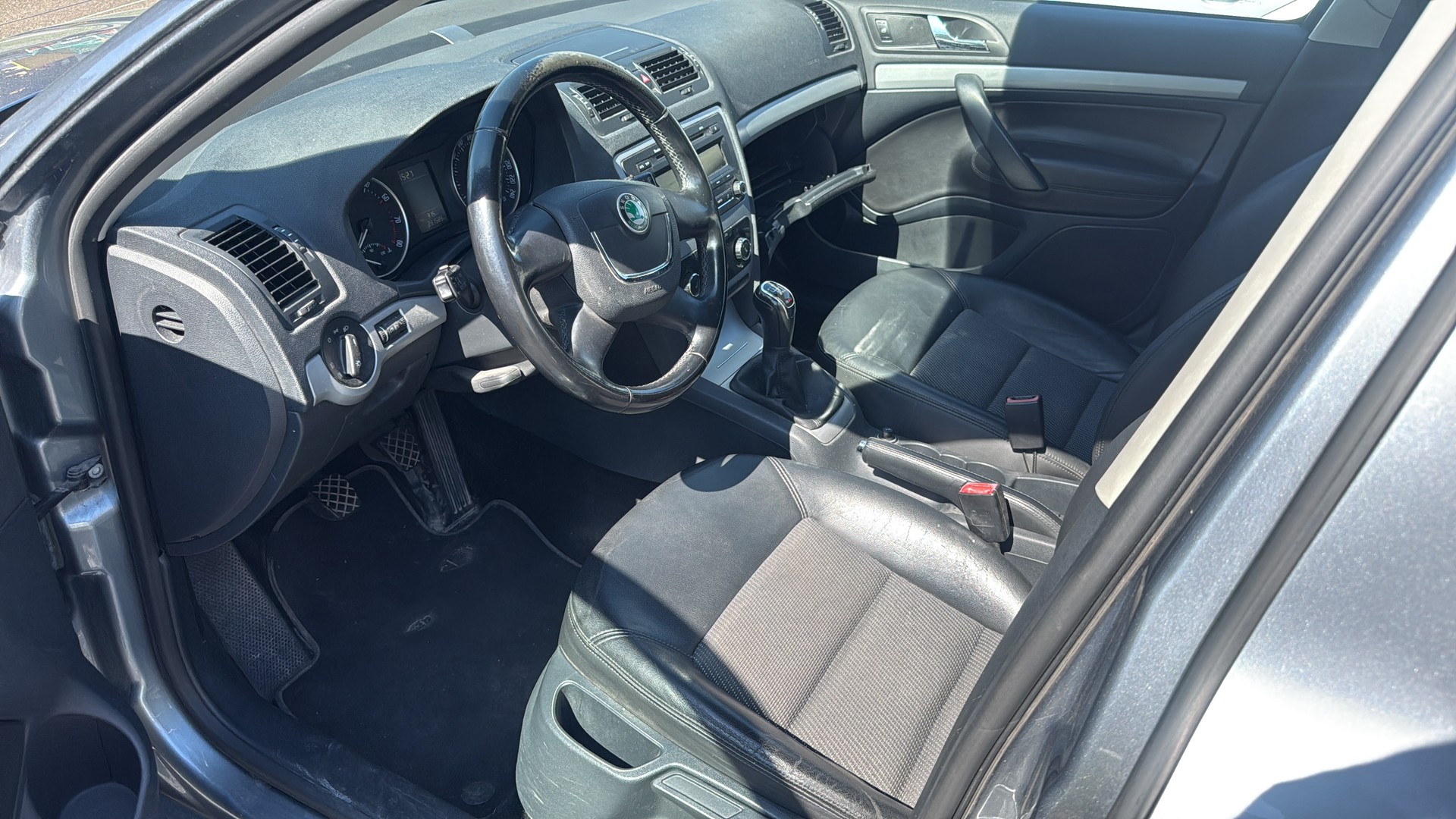SKODA Octavia Combi 1.8 TSI Laurin & Klement 4x4-image-3