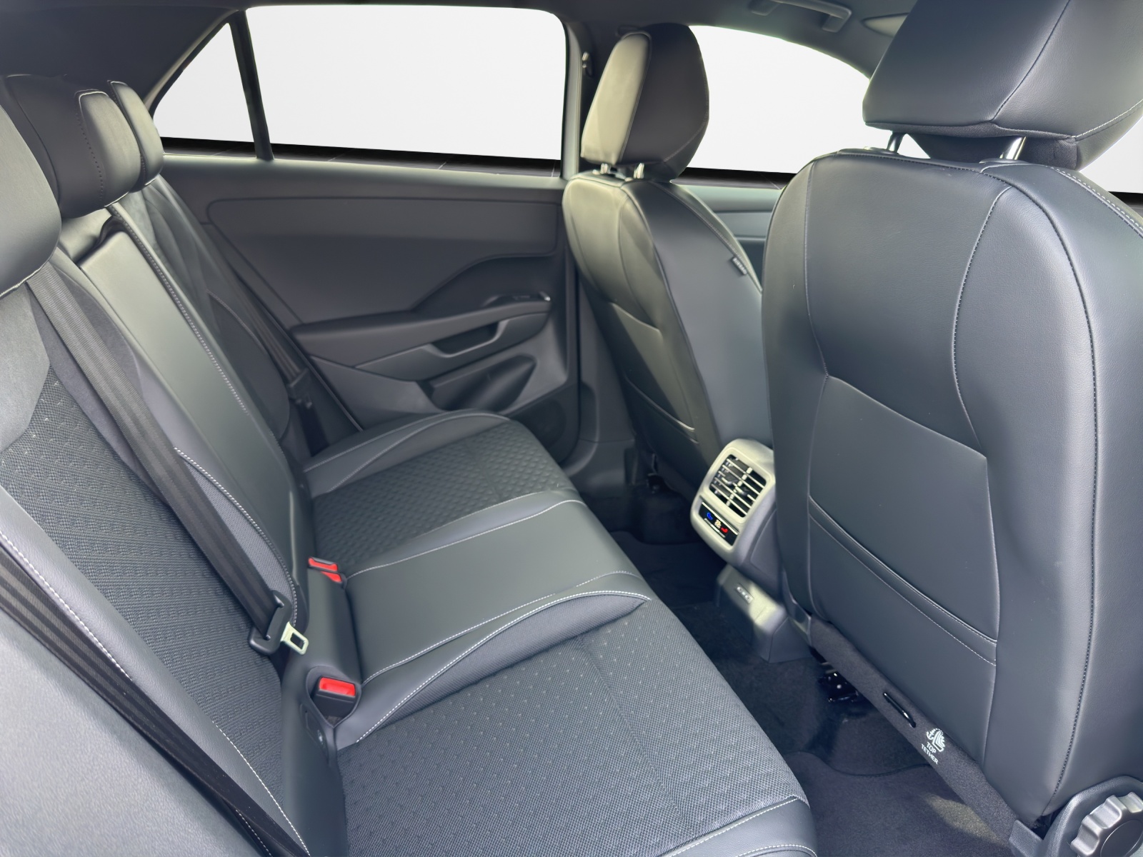 VW T-Roc 1.5 eTSI *NEUSTES MODELL*CH-Wagen* mHEV R-Line DSG-image-14
