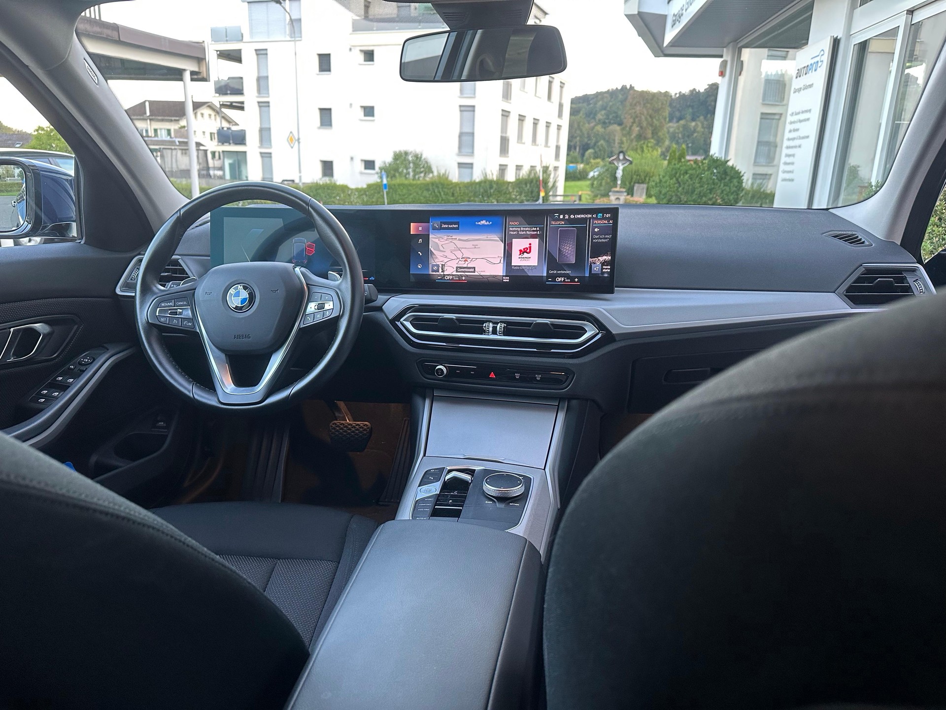 BMW 320d xDrive Touring-image-6