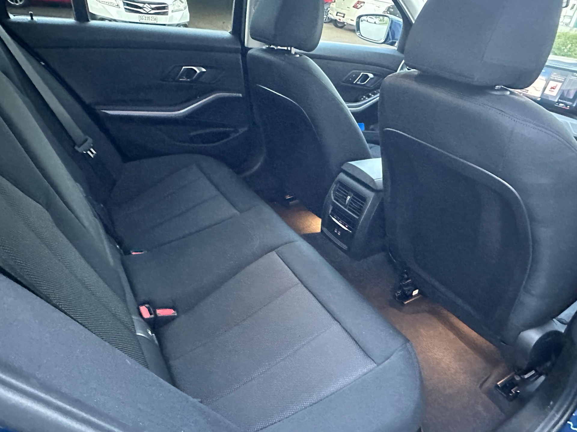 BMW 320d xDrive Touring-image-9