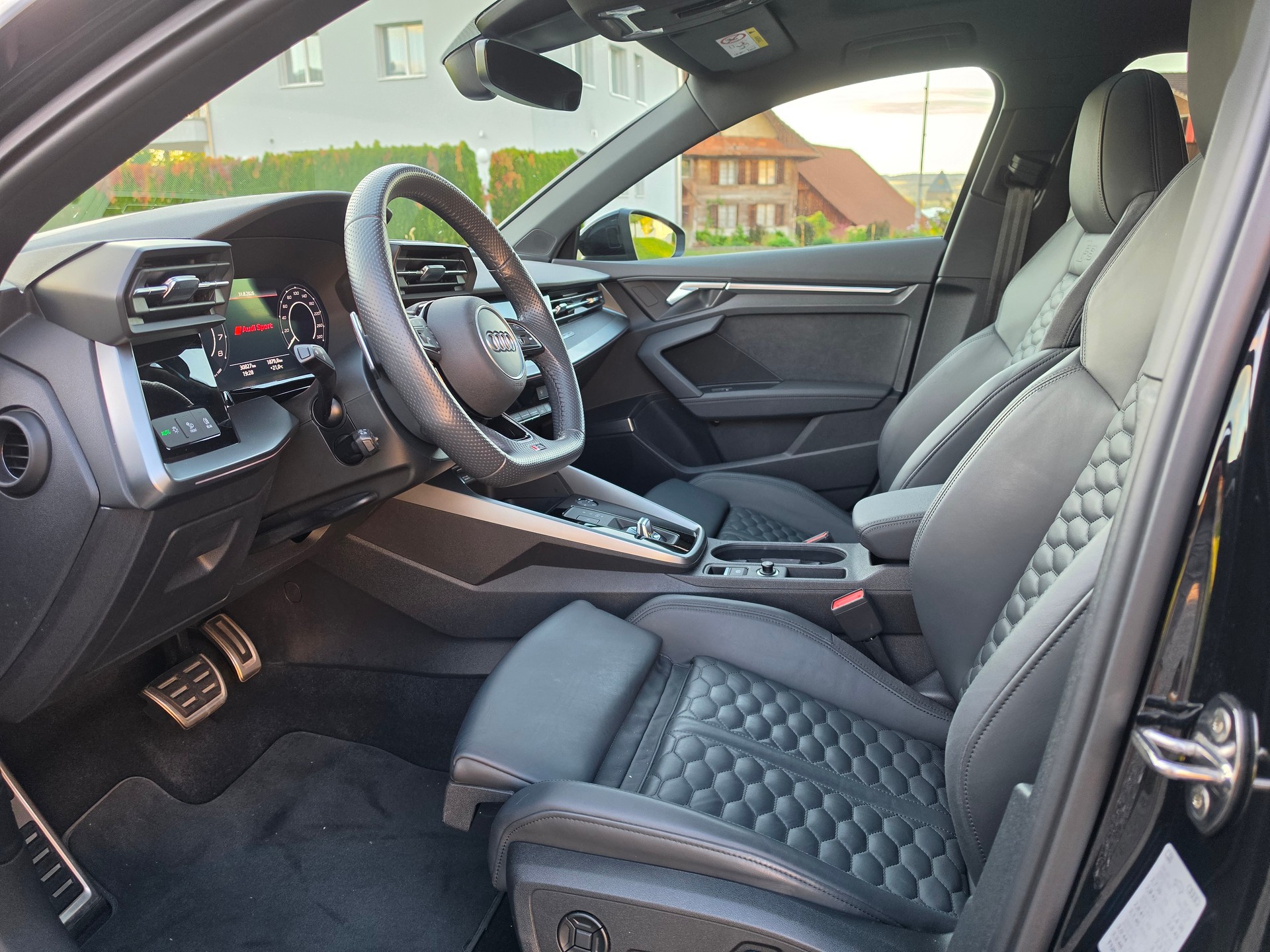 AUDI RS3 Sportback 2.5 TFSI quattro S-Tronic-image-9