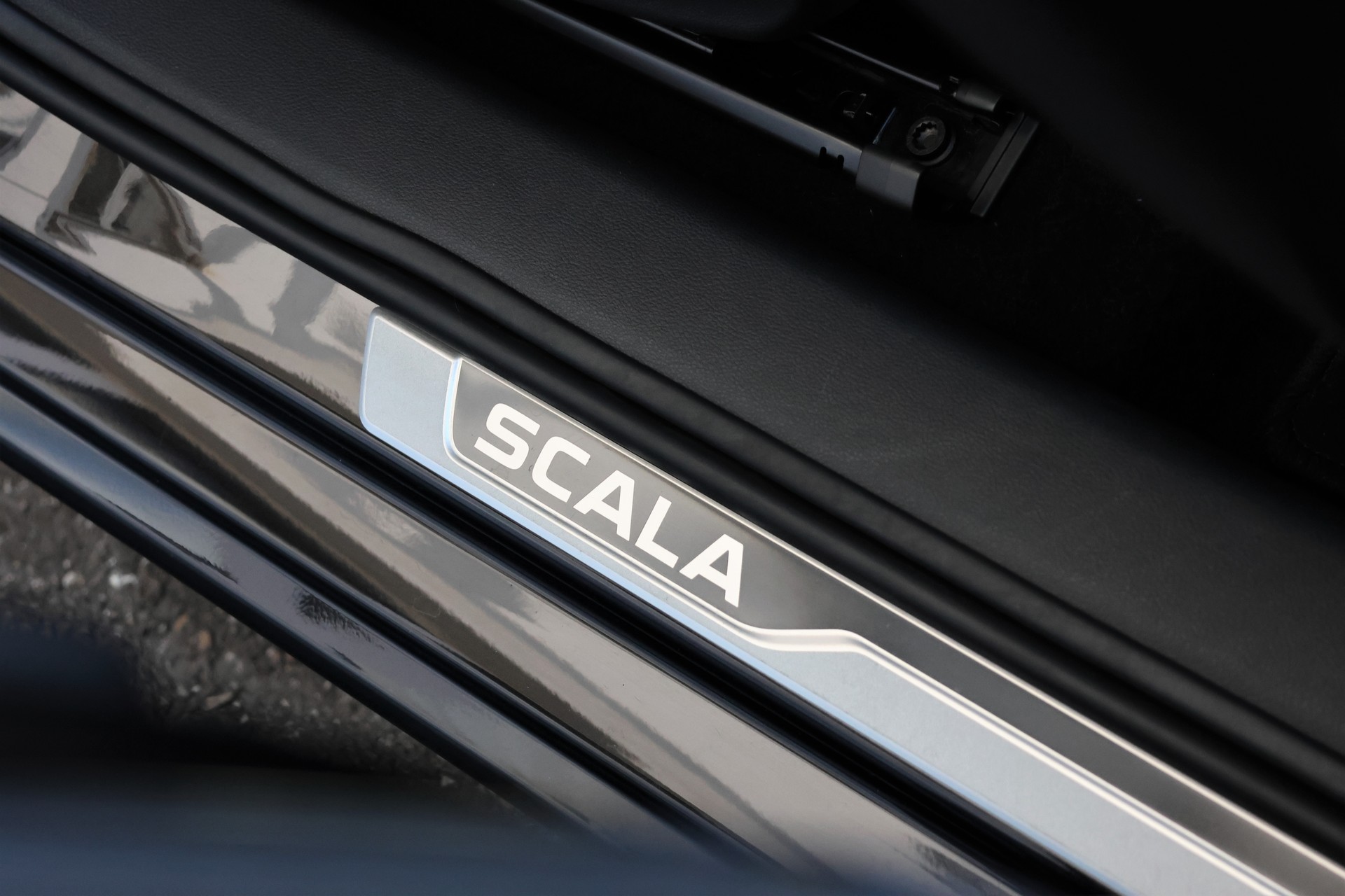 SKODA Scala 1.0 TSI Tour DSG (CH)-image-18