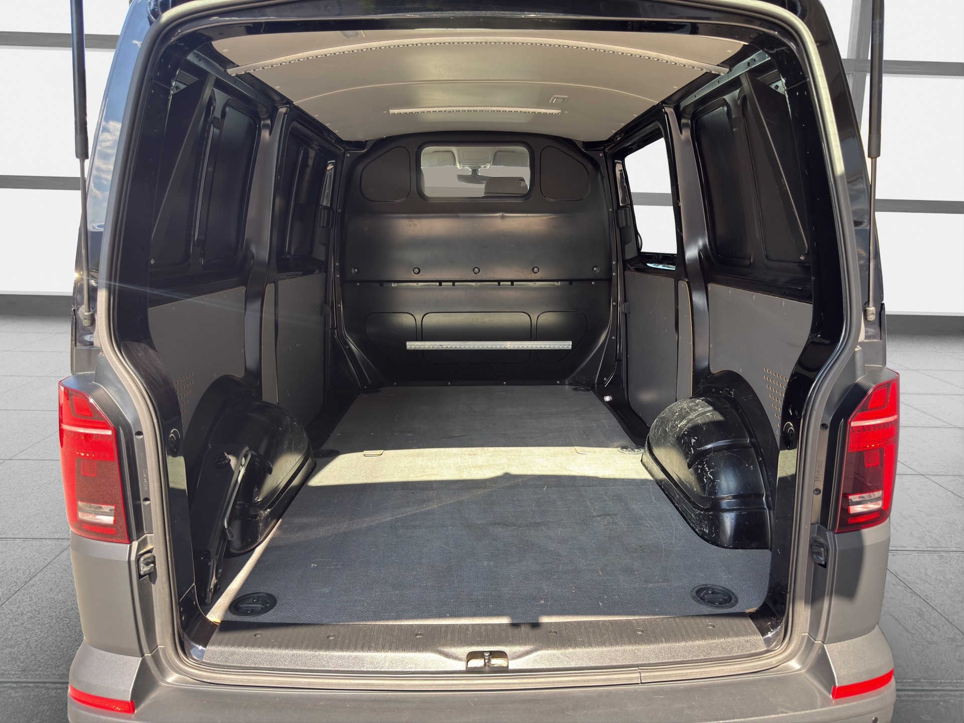 VW T6.1 2.0 TDI 4Motion DSG-image-9