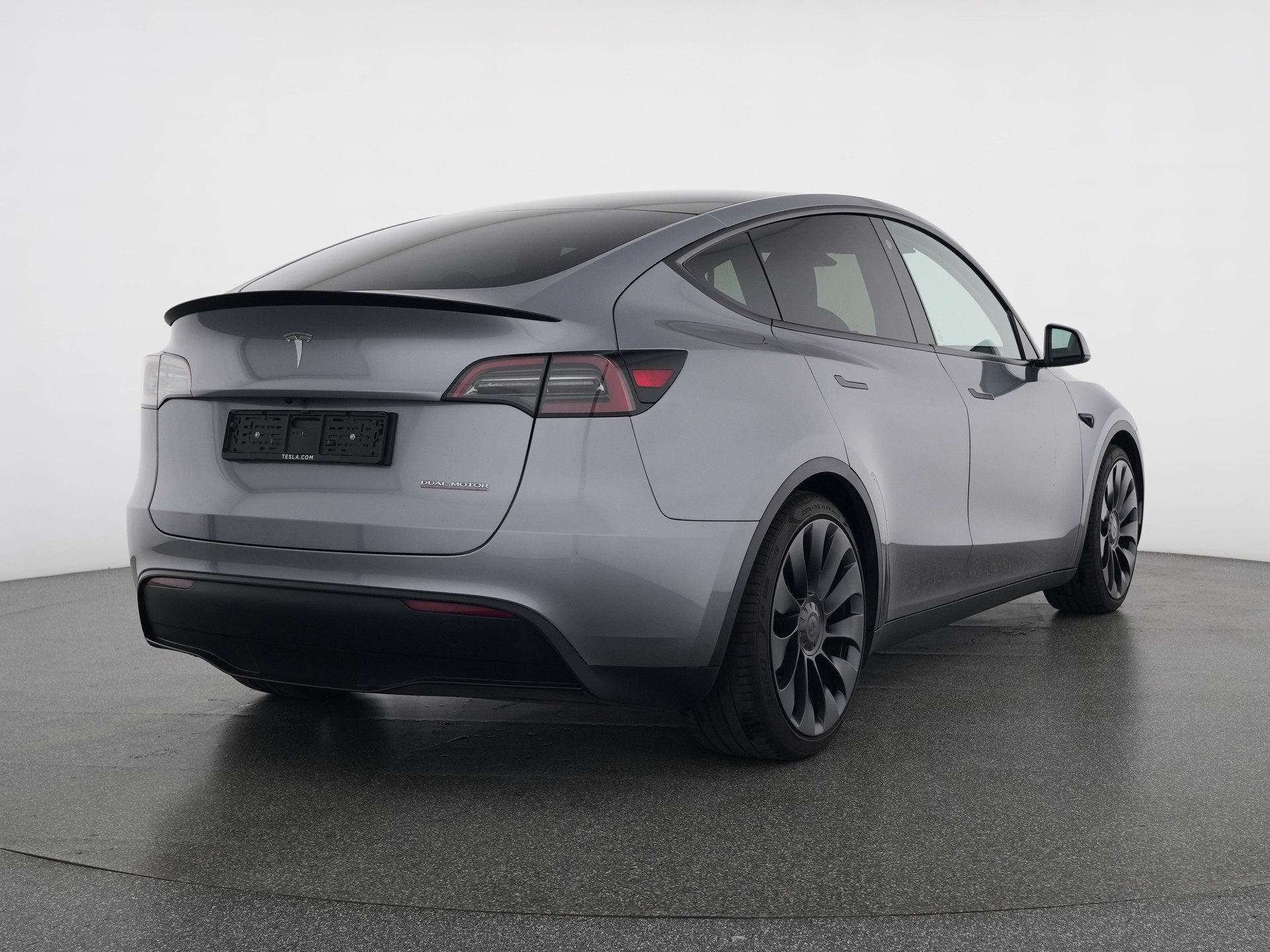 TESLA Model Y Performance-showroom-element-1