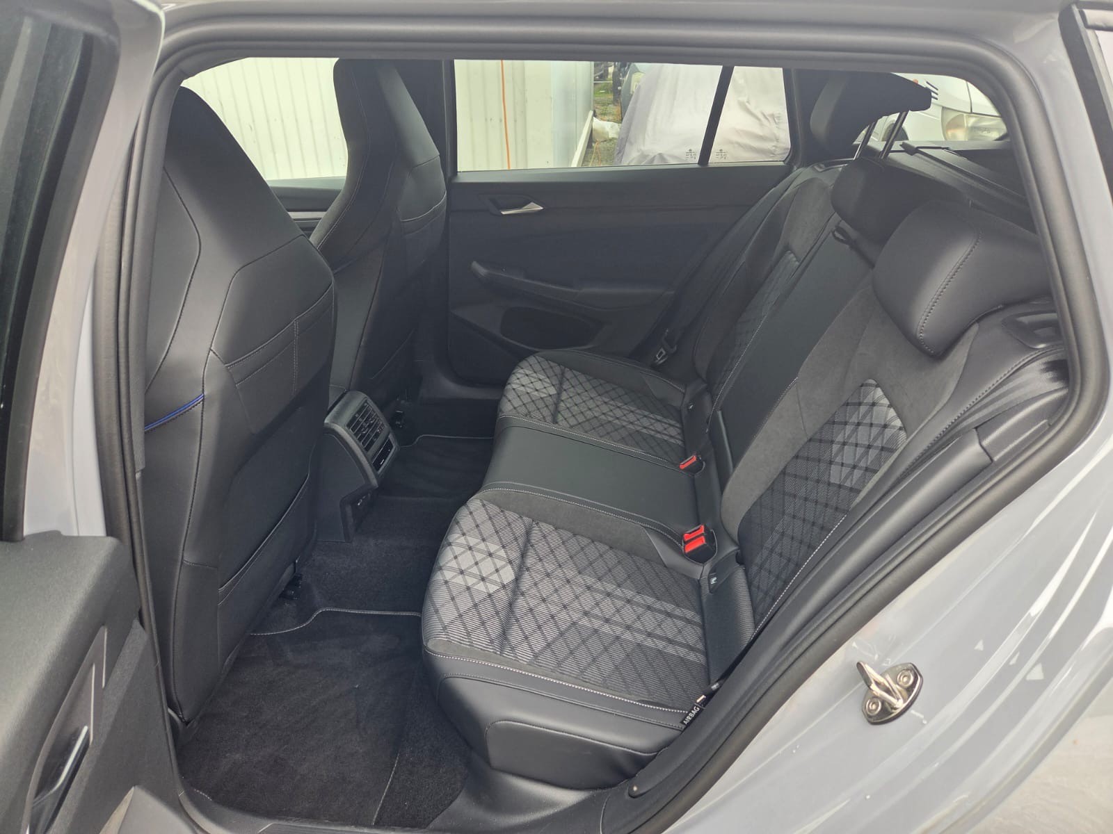 VW Golf Variant 1.5 eTSI mHEV R-Line DSG-image-12