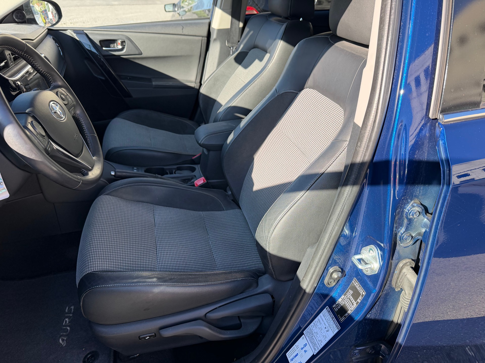 TOYOTA Auris 1.8 HSD Sol e-CVT-image-8