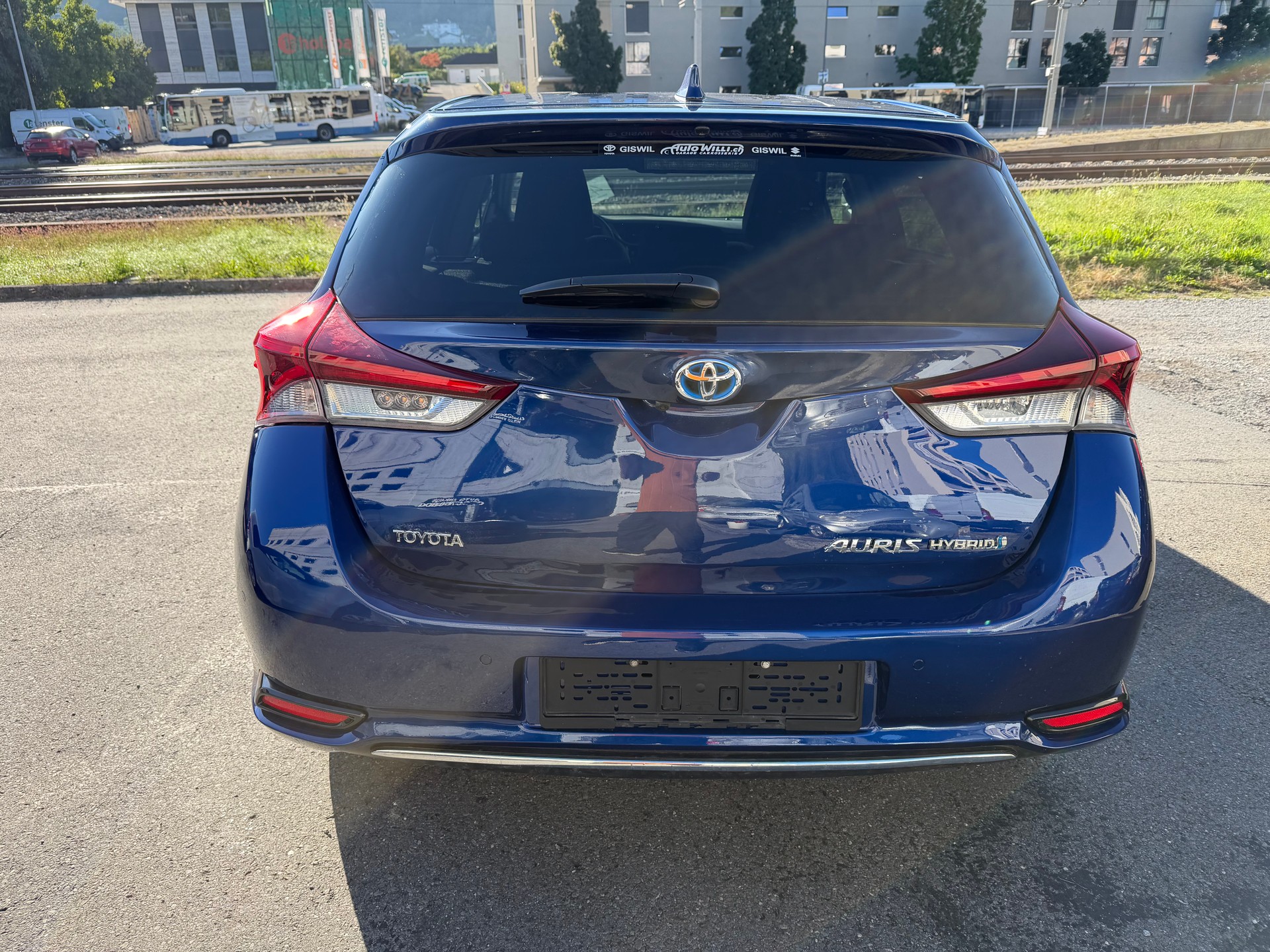 TOYOTA Auris 1.8 HSD Sol e-CVT-image-3