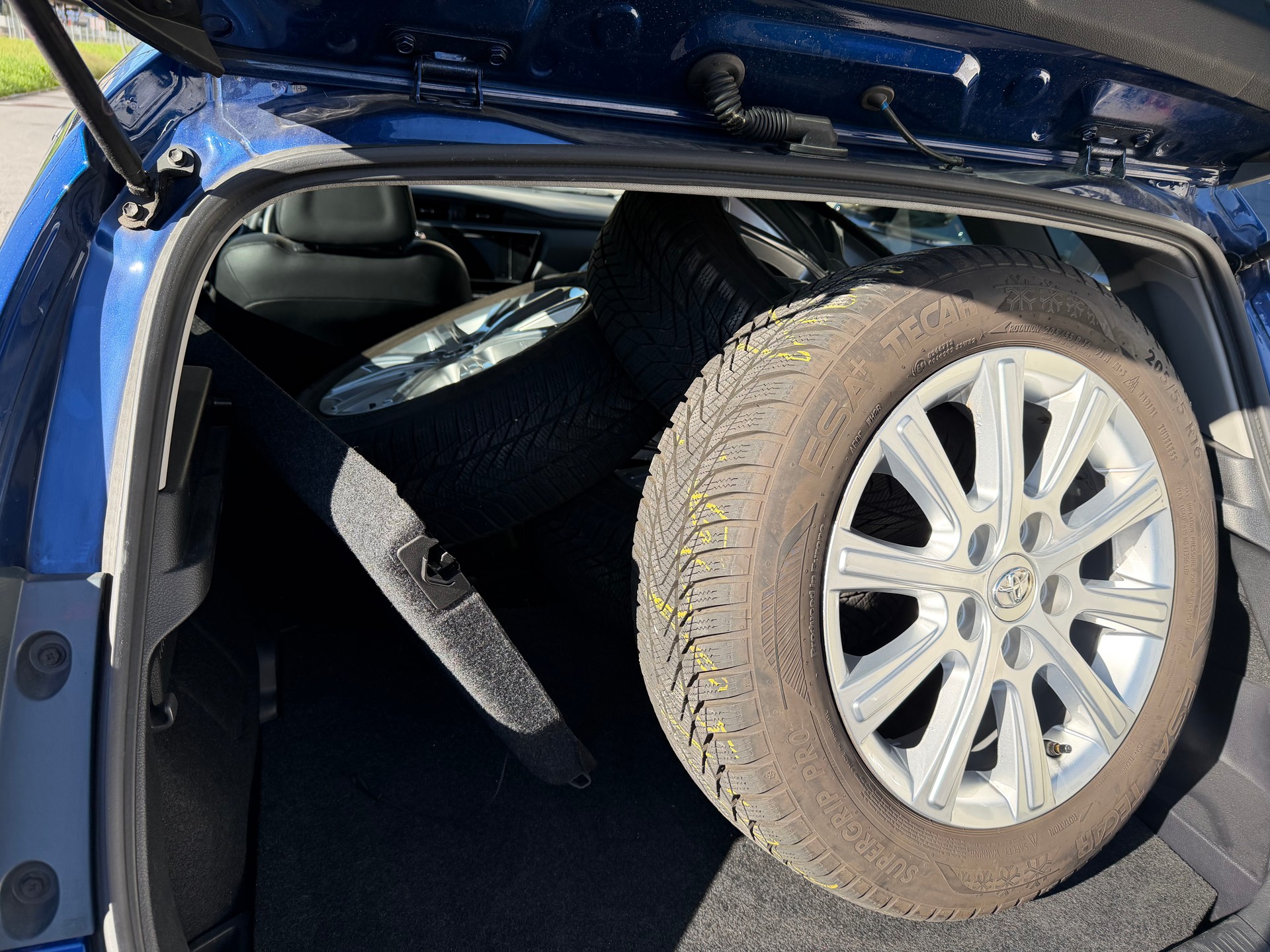 TOYOTA Auris 1.8 HSD Sol e-CVT-image-12