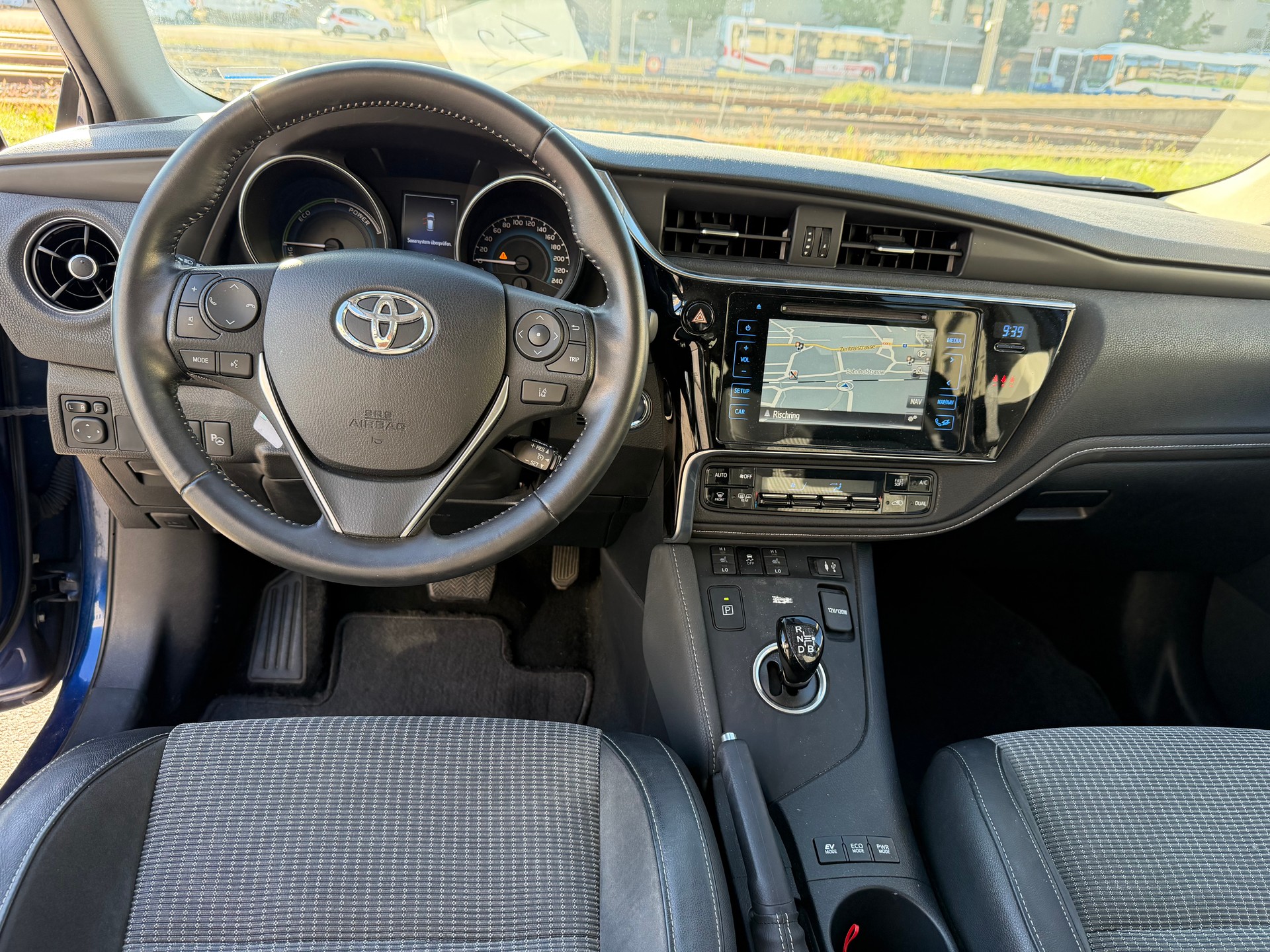 TOYOTA Auris 1.8 HSD Sol e-CVT-image-11