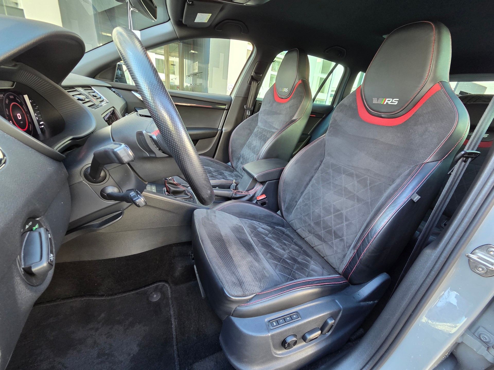 SKODA Octavia Combi 2.0 TDI RS Final Edition 4x4 DSG-image-11