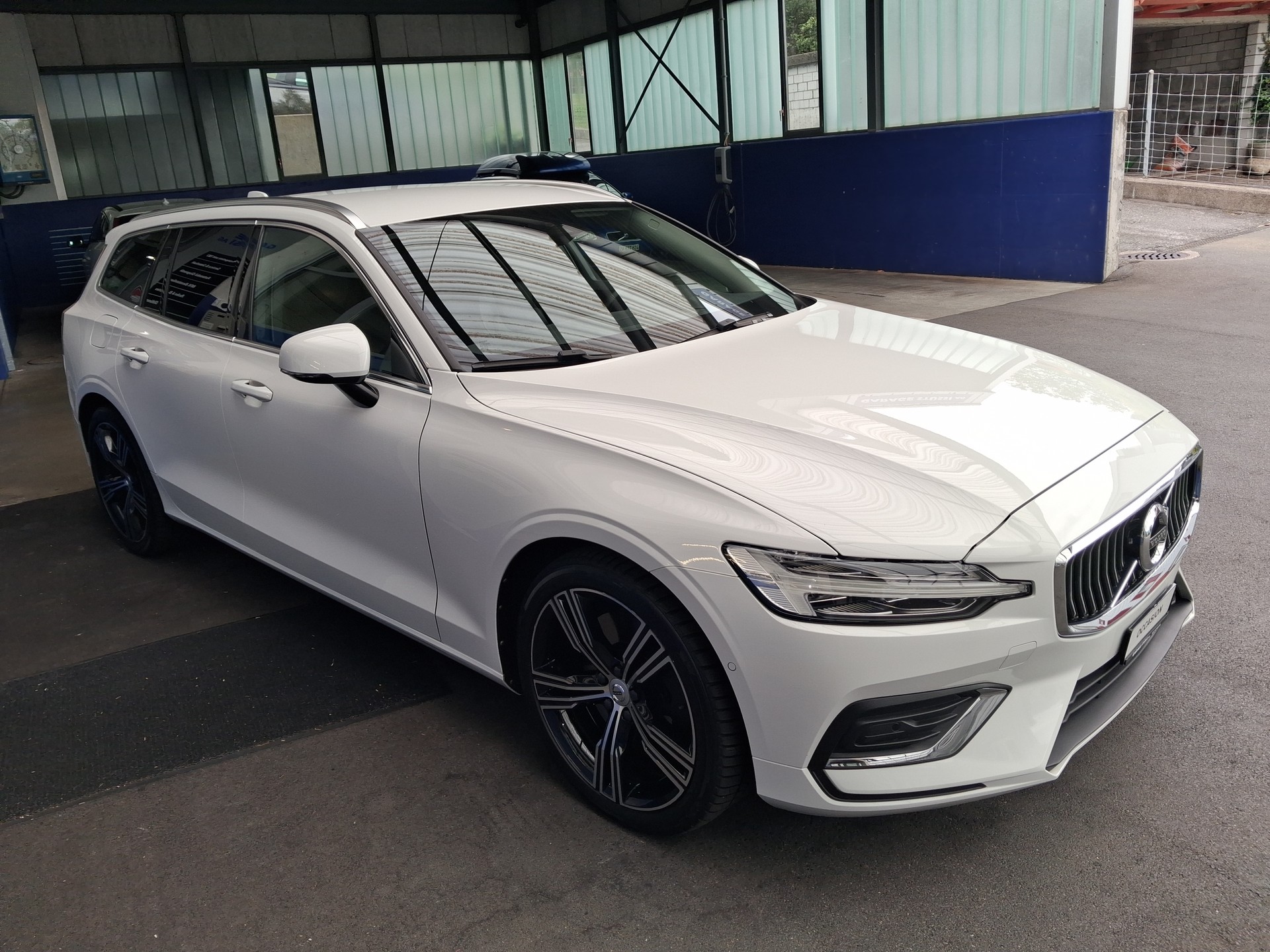 VOLVO V60 T6 AWD Inscription-image-2