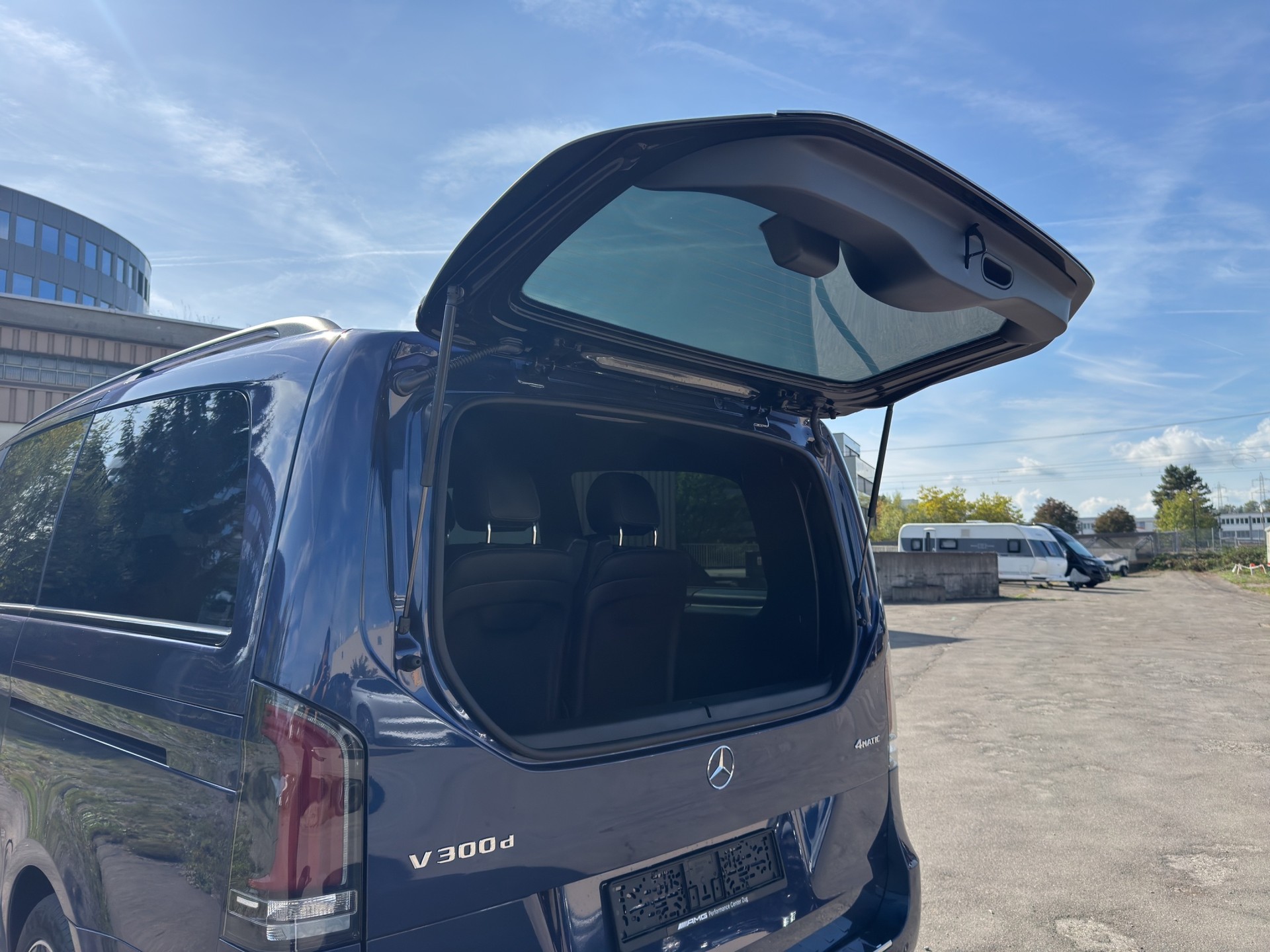 MERCEDES-BENZ V 300 d Exclusive Swiss Edition L 4Matic-image-17