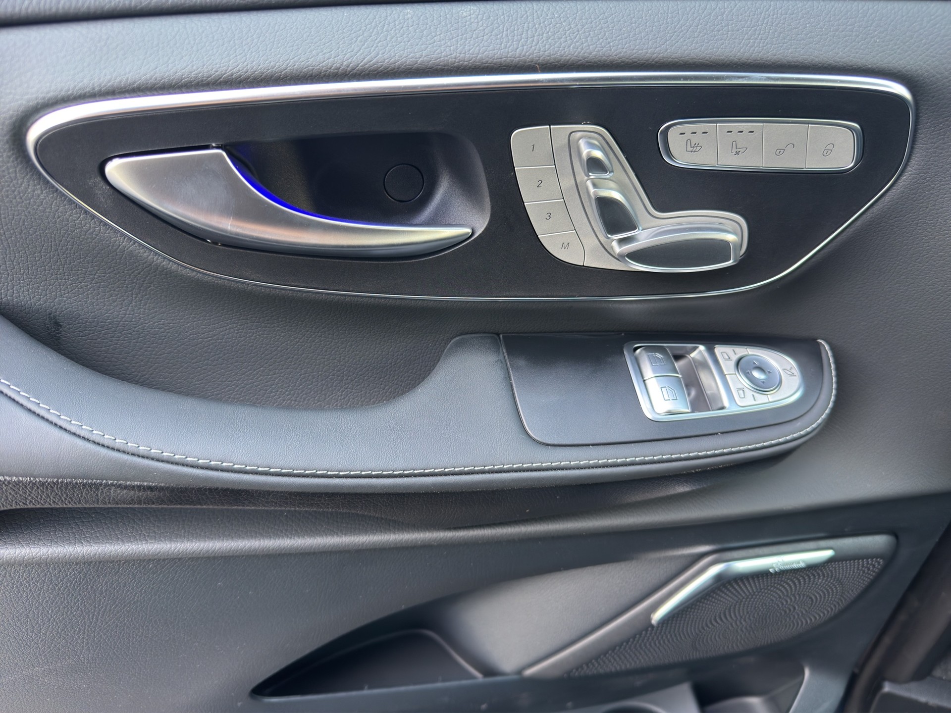 MERCEDES-BENZ V 300 d Exclusive Swiss Edition L 4Matic-image-9
