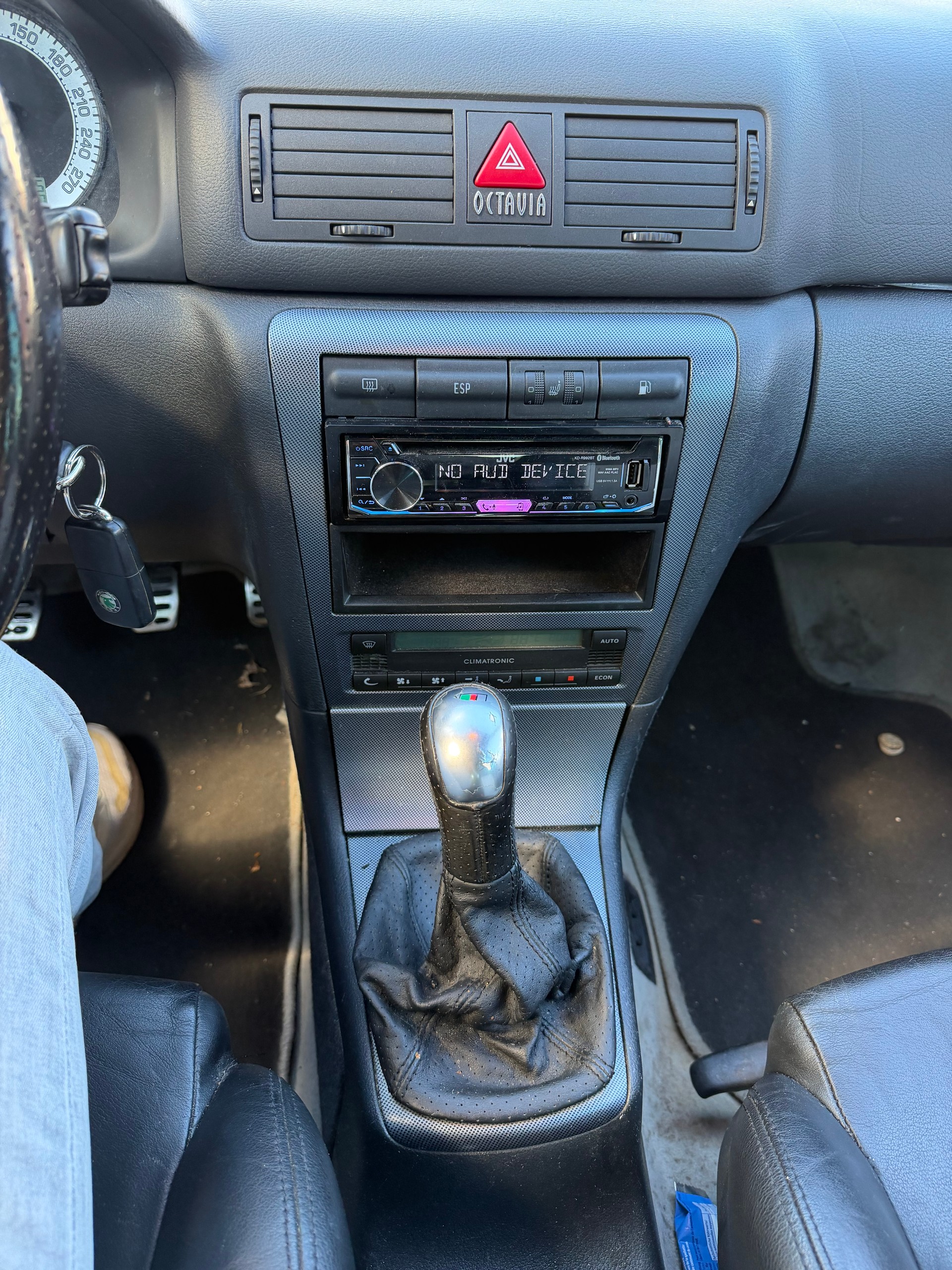 SKODA OCTAVIA-image-8