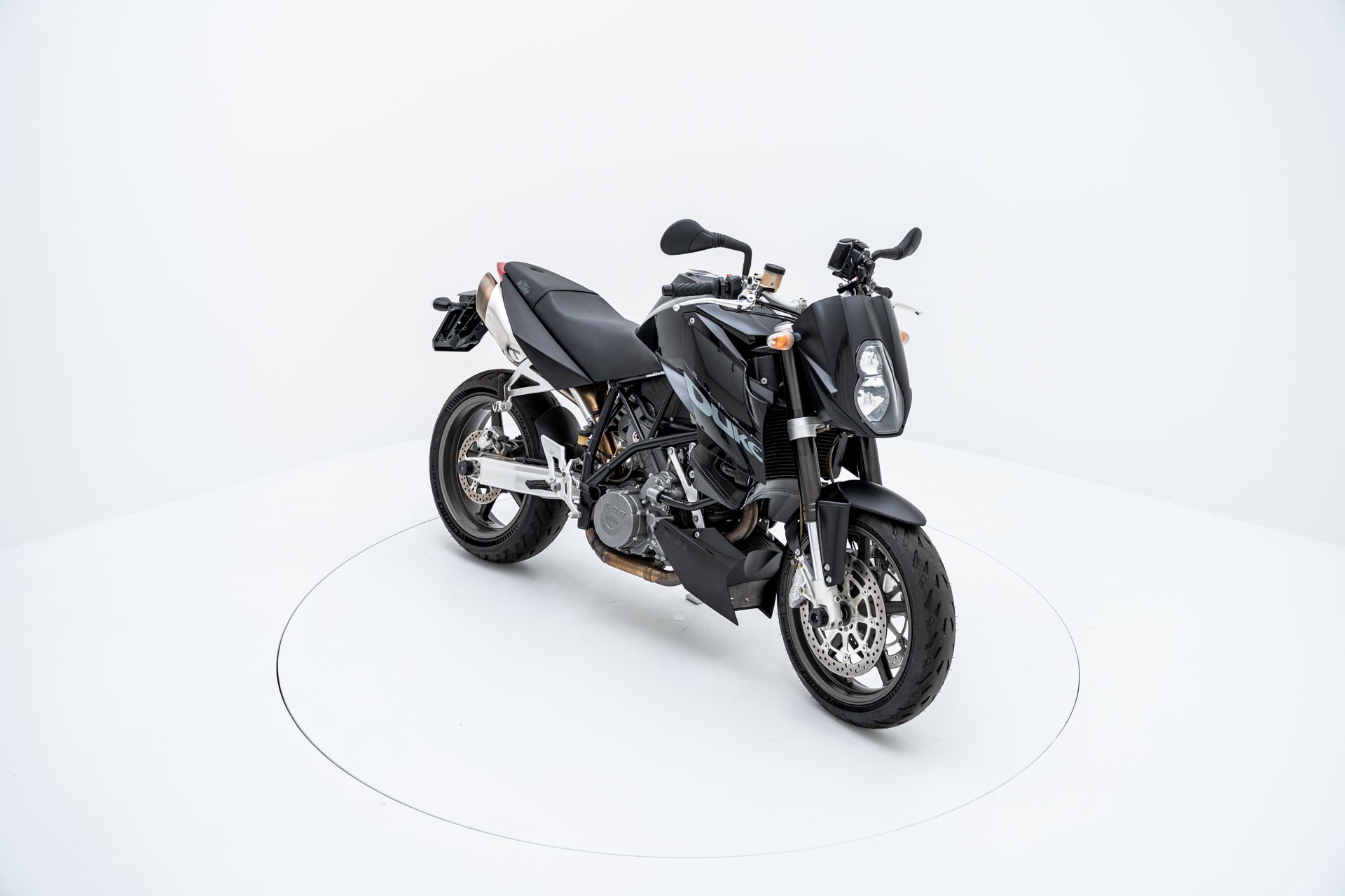 KTM 990 Super Duke-showroom-element-1