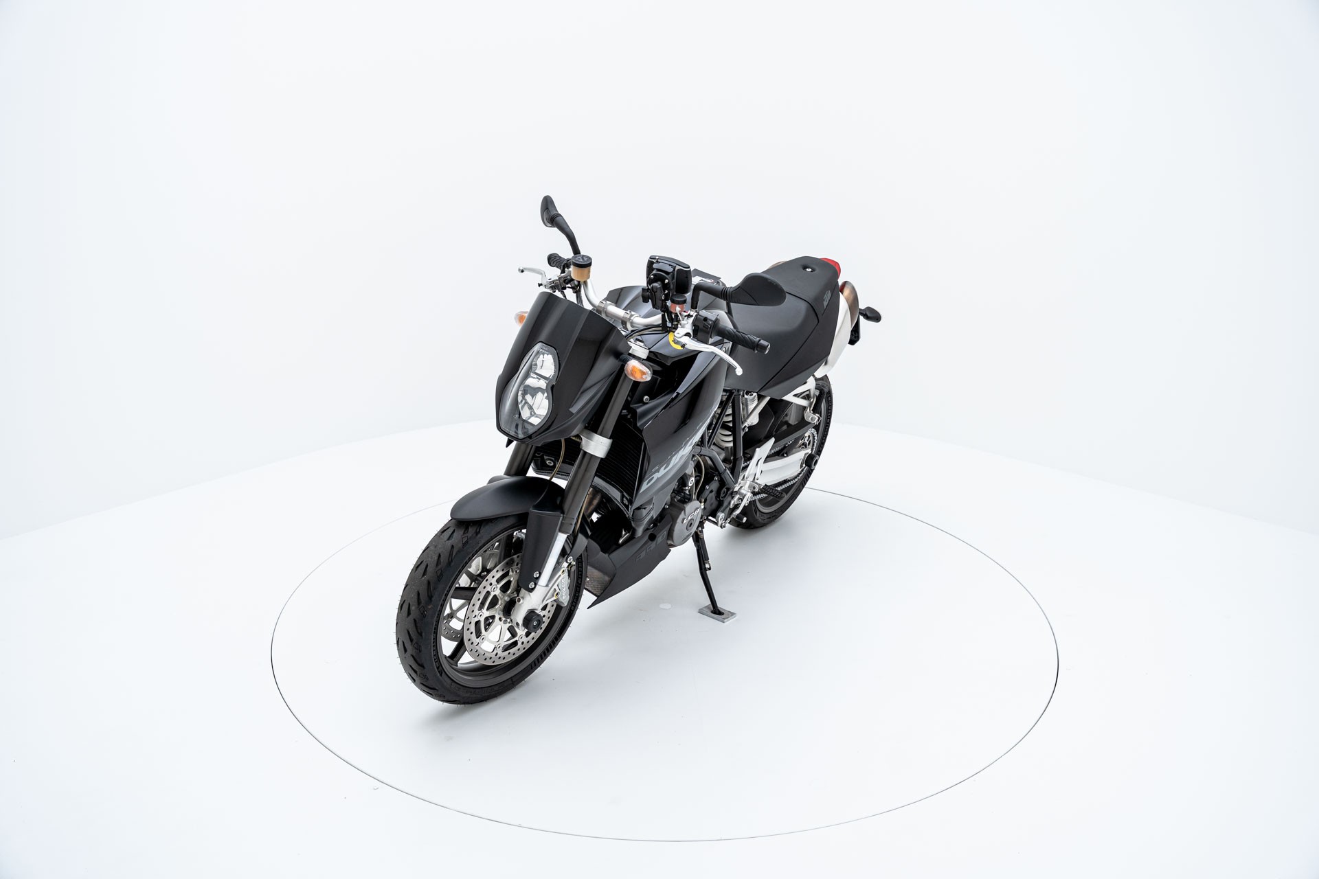 KTM 990 Super Duke-showroom-element-2