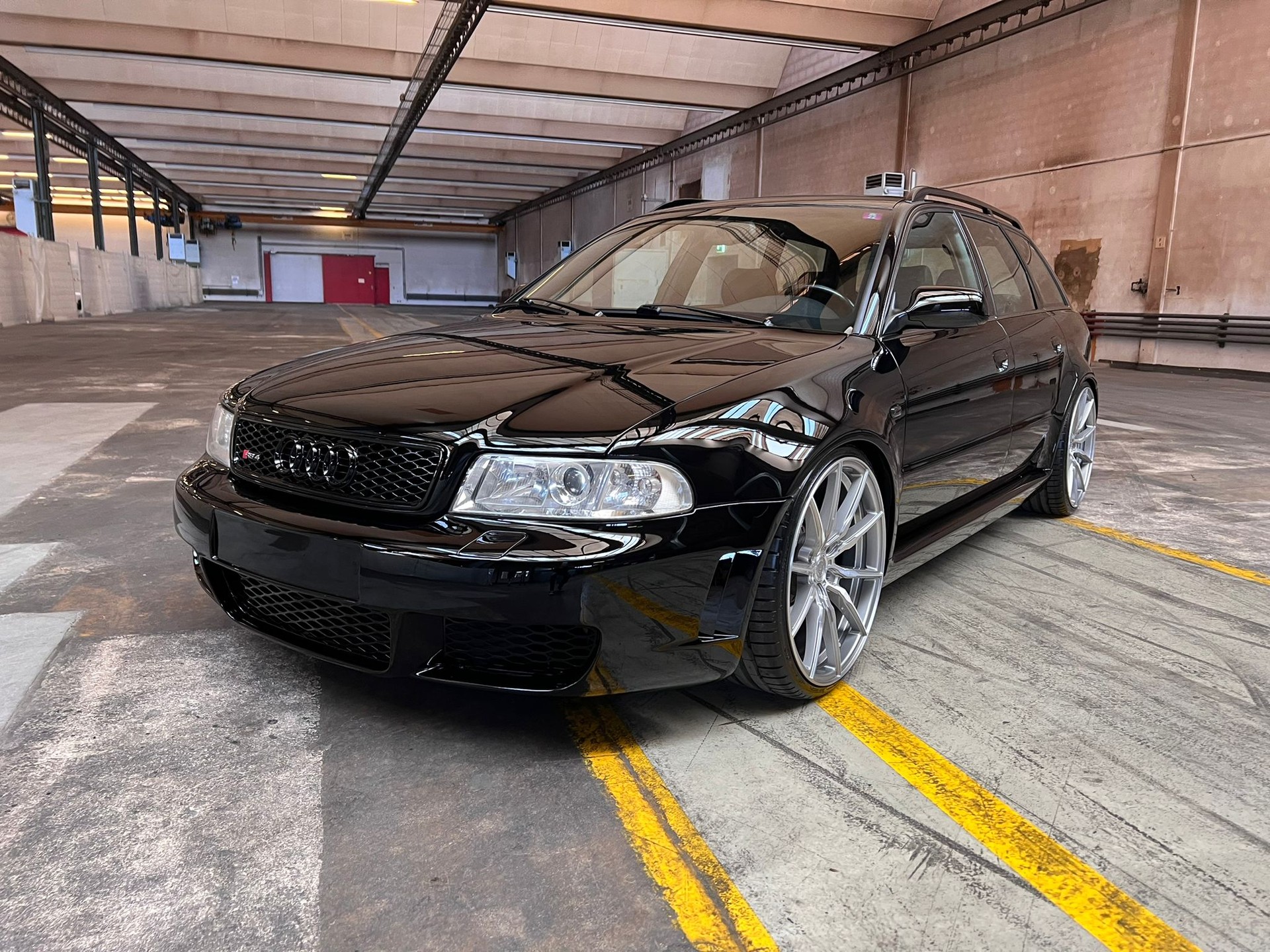 AUDI RS4-image-4