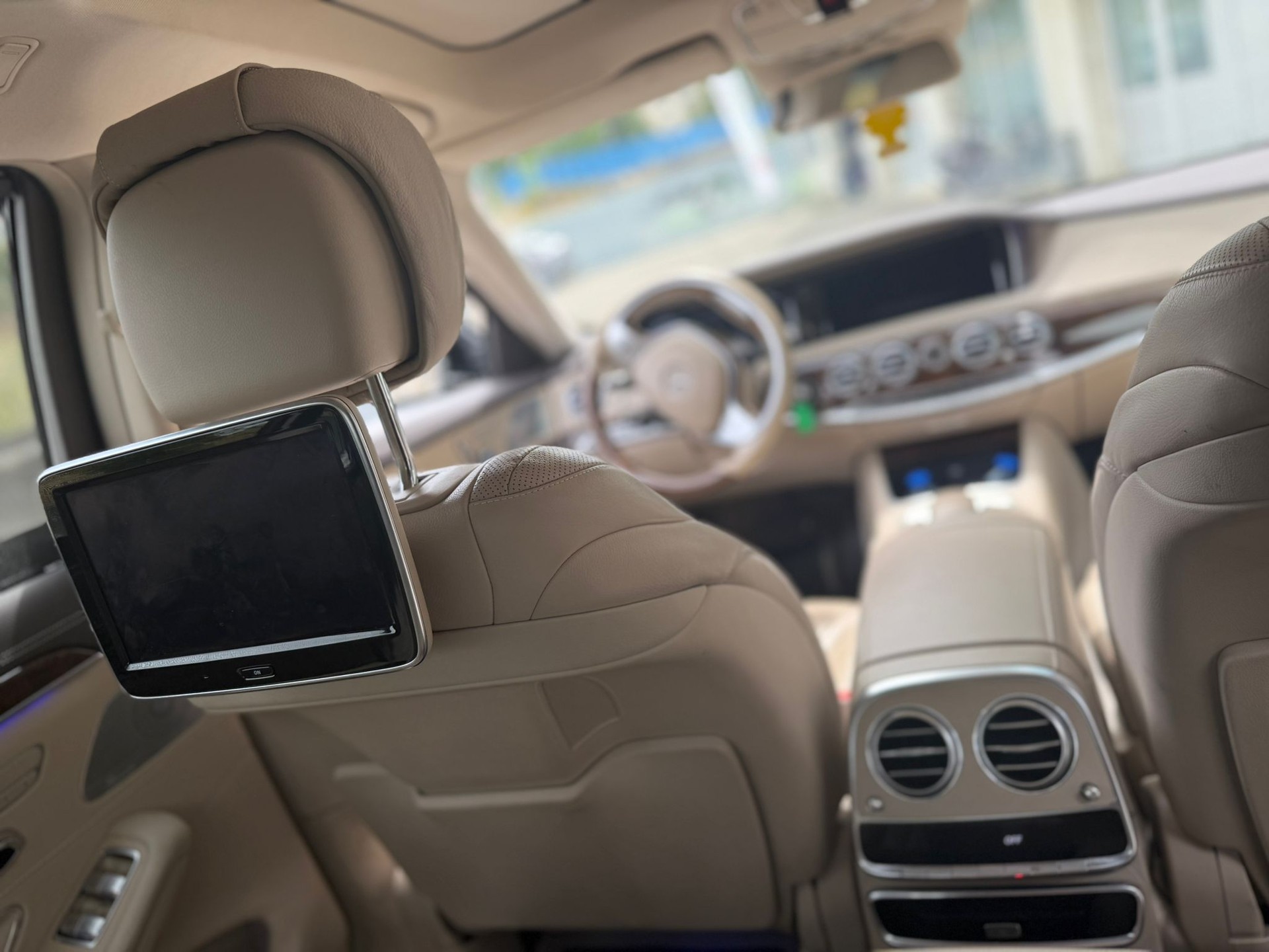 MERCEDES-BENZ S 500 L 4Matic 7G-Tronic-showroom-element-3