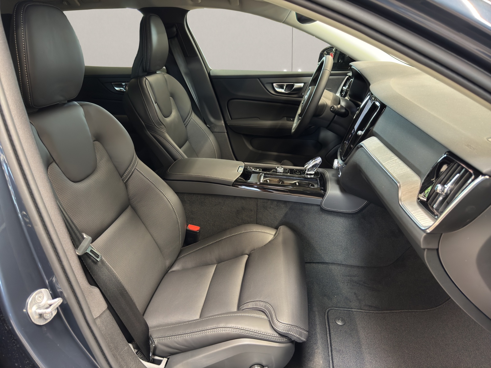 VOLVO V60 2.0 T6 TE Plus Dark eAWD-image-15